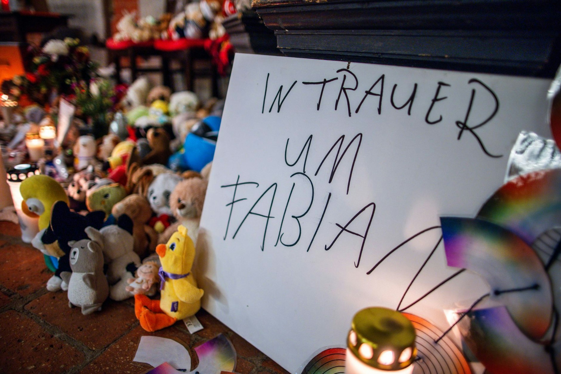 Kerzen, Plüschtiere und ein Schild mit der Aufschrift „In Trauer um Fabian“&nbsp;am Eingang zur Marienkirche