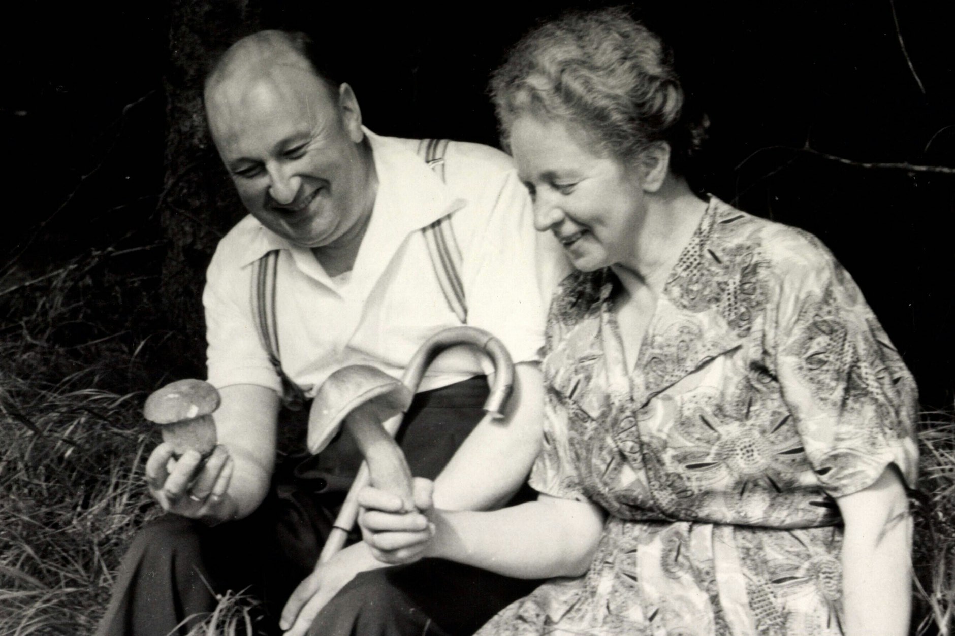 Mann und Frau in den Pilzen im Jahr 1935