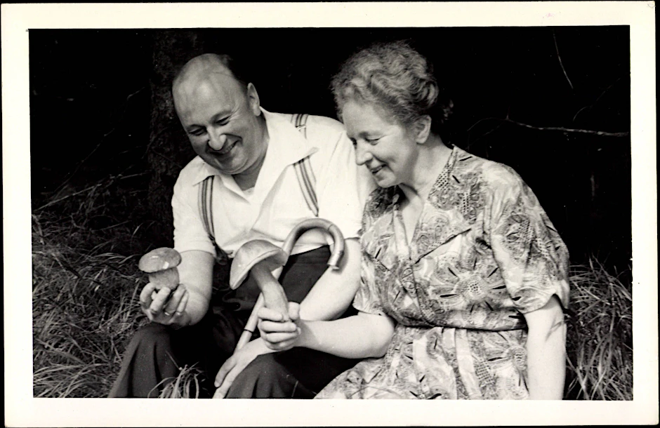 Mann und Frau in den Pilzen im Jahr 1935