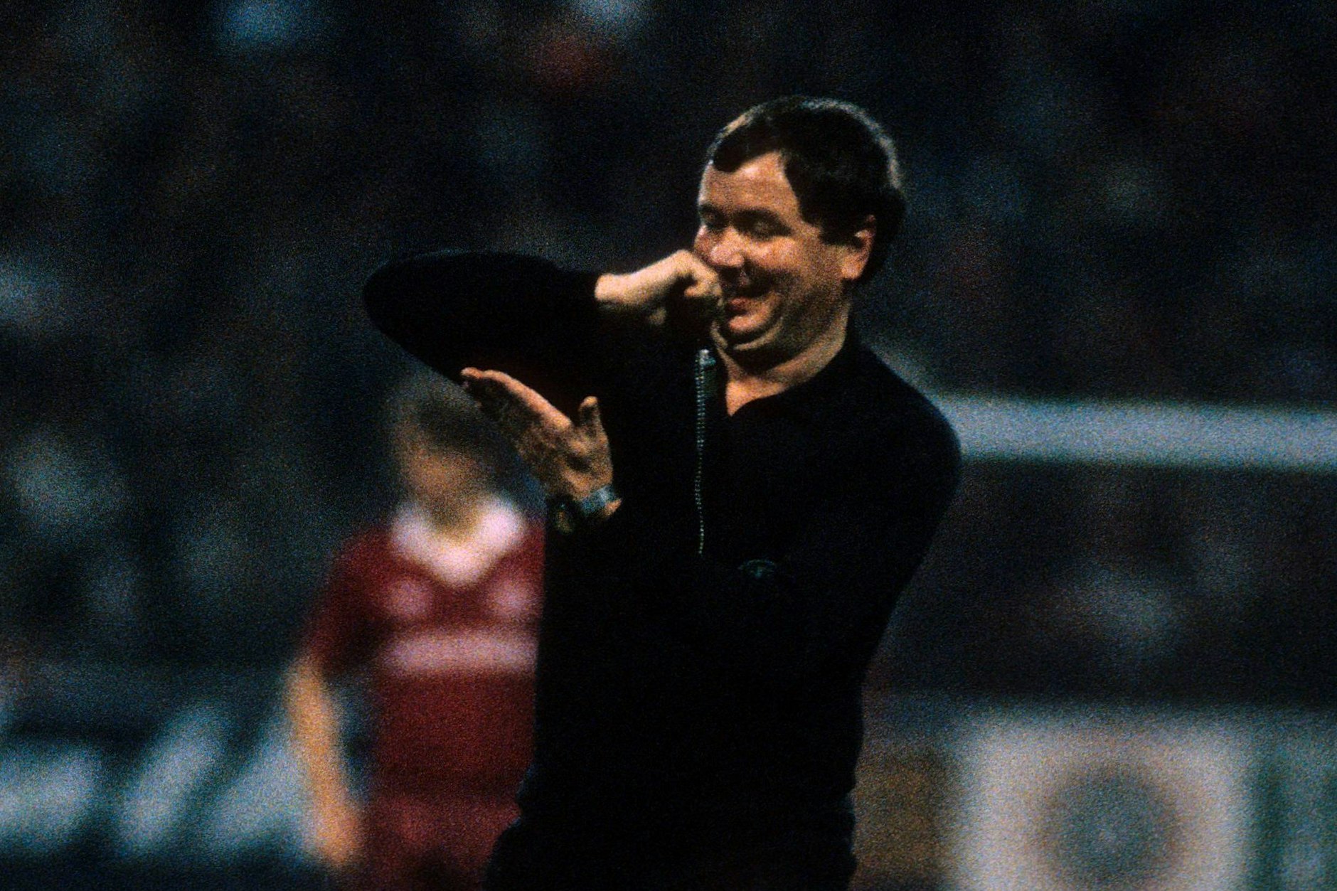 Schiedsrichter Wolf Dieter Ahlenfelder war auf dem Platz für jeden Spaß zu haben.