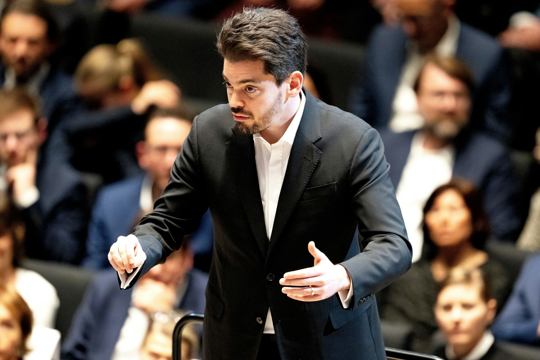 Lahav Shani dirigierte das Konzert des Israelischen Symphonieorchesters in Paris.