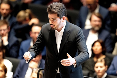 Unglaubliche Szenen in Paris: Israelisches Orchester tritt auf und es werden Rauchbomben gezündet