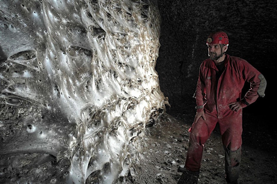 In einer entlegenen Höhle an der Grenze zwischen Griechenland und Albanien haben Forscher daws nach eigenen Angaben bislang größte bekannten Spinnennetz der Welt aufgespürt. 