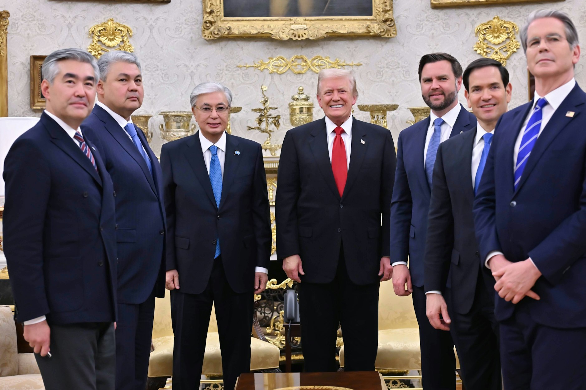 Gute Stimmung: US-Präsident Donald Trump beim Gruppenfoto mit den Staatschefs der fünf zentralasiatischen Staaten Kasachstan, Kirgisistan, Tadschikistan, Turkmenistan und Usbekistan.