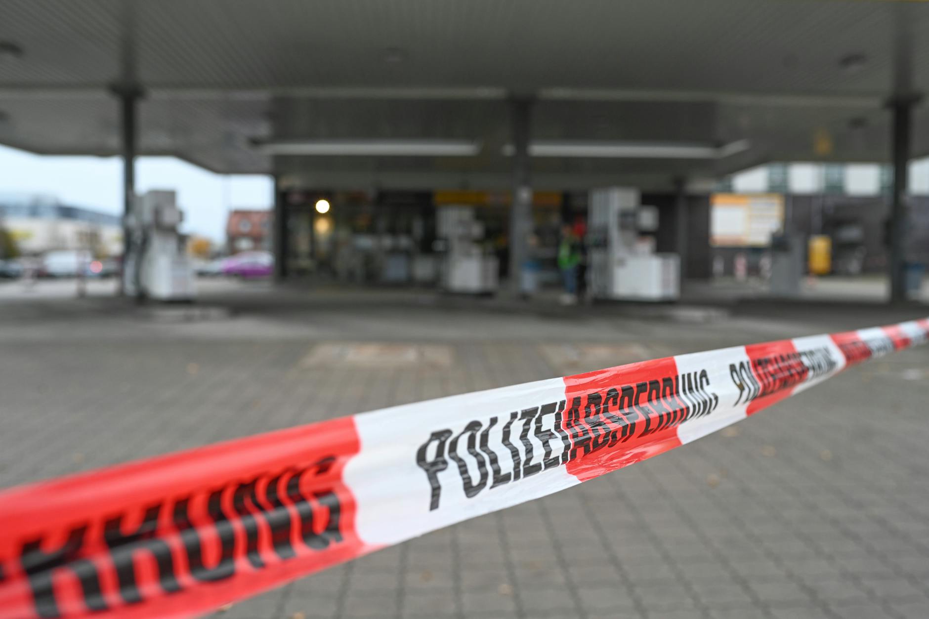 Die Polizei konnte den Mann an der Tankstelle überwältigen (Symbolbild).