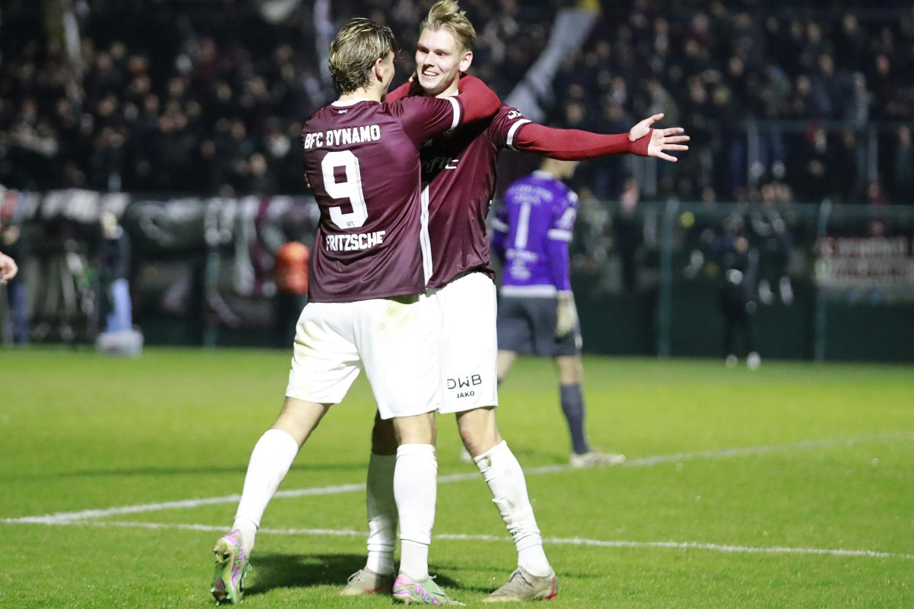 Da war die Welt es BFC Dynamo voll in Ordnung. Schütze Joey Breitfeld (r.) und Leander Fritzsche feiern das 1:0 gegen Jena.