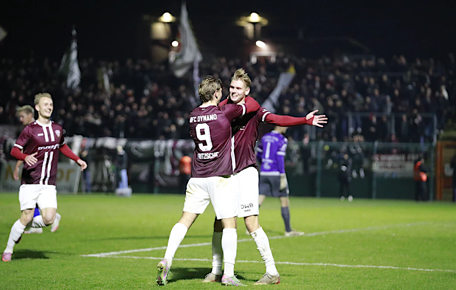 Da war die Welt es BFC Dynamo voll in Ordnung. Schütze Joey Breitfeld (r.) und Leander Fritzsche feiern das 1:0 gegen Jena.