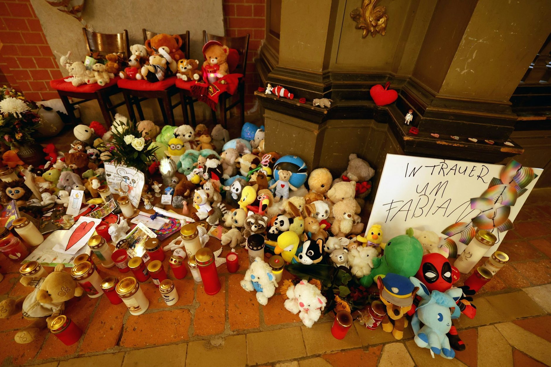 In der Marienkirche stehen Grablichter und Plüschtiere im Gedenken an den getöteten achtjährigen Fabian.