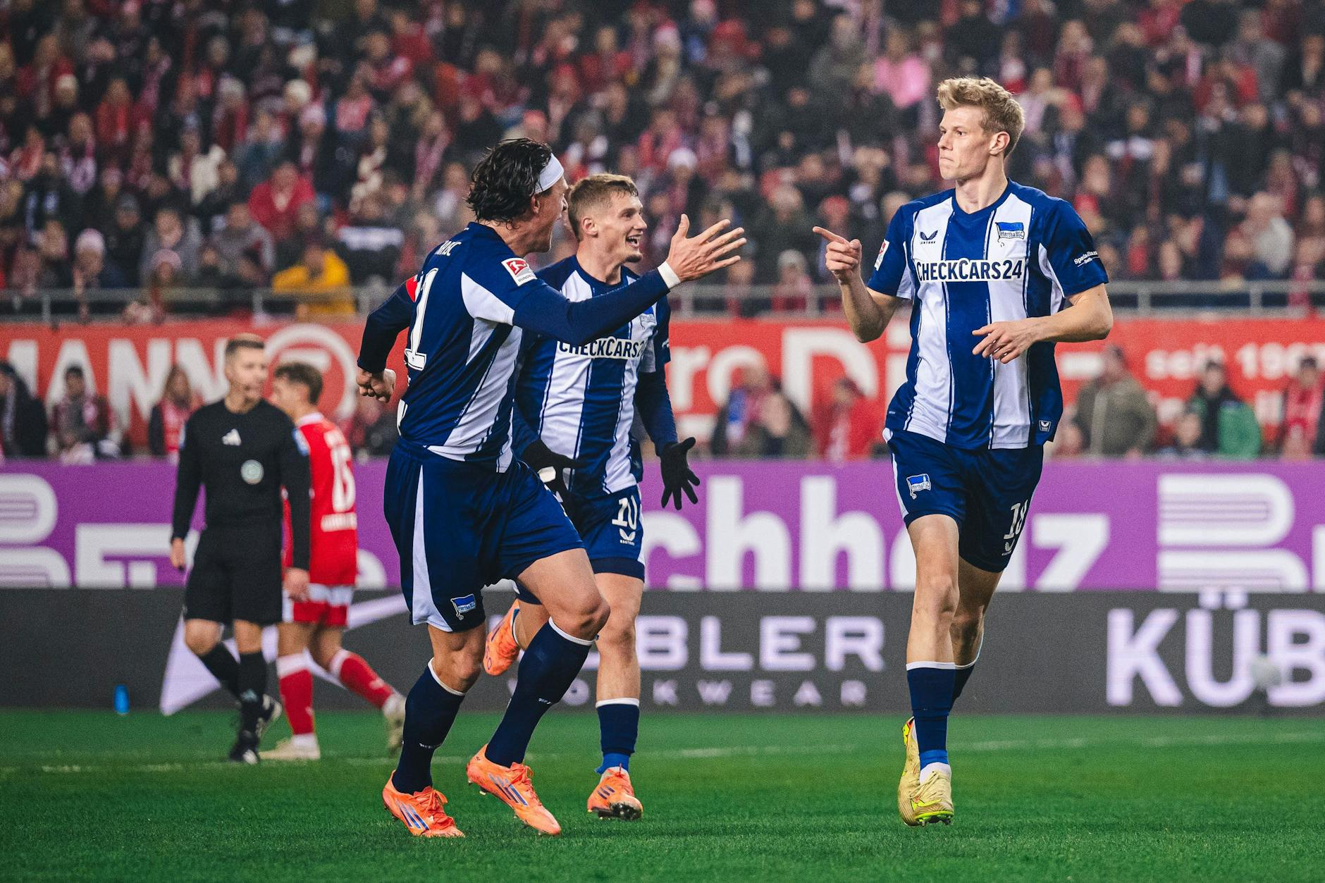 Luca Schuler (r.) feiert an alter Wirkungsstätte etwas verhalten über seinen Treffer zum 1:0 für Hertha BSC gegen den 1. FC Kaiserslautern.