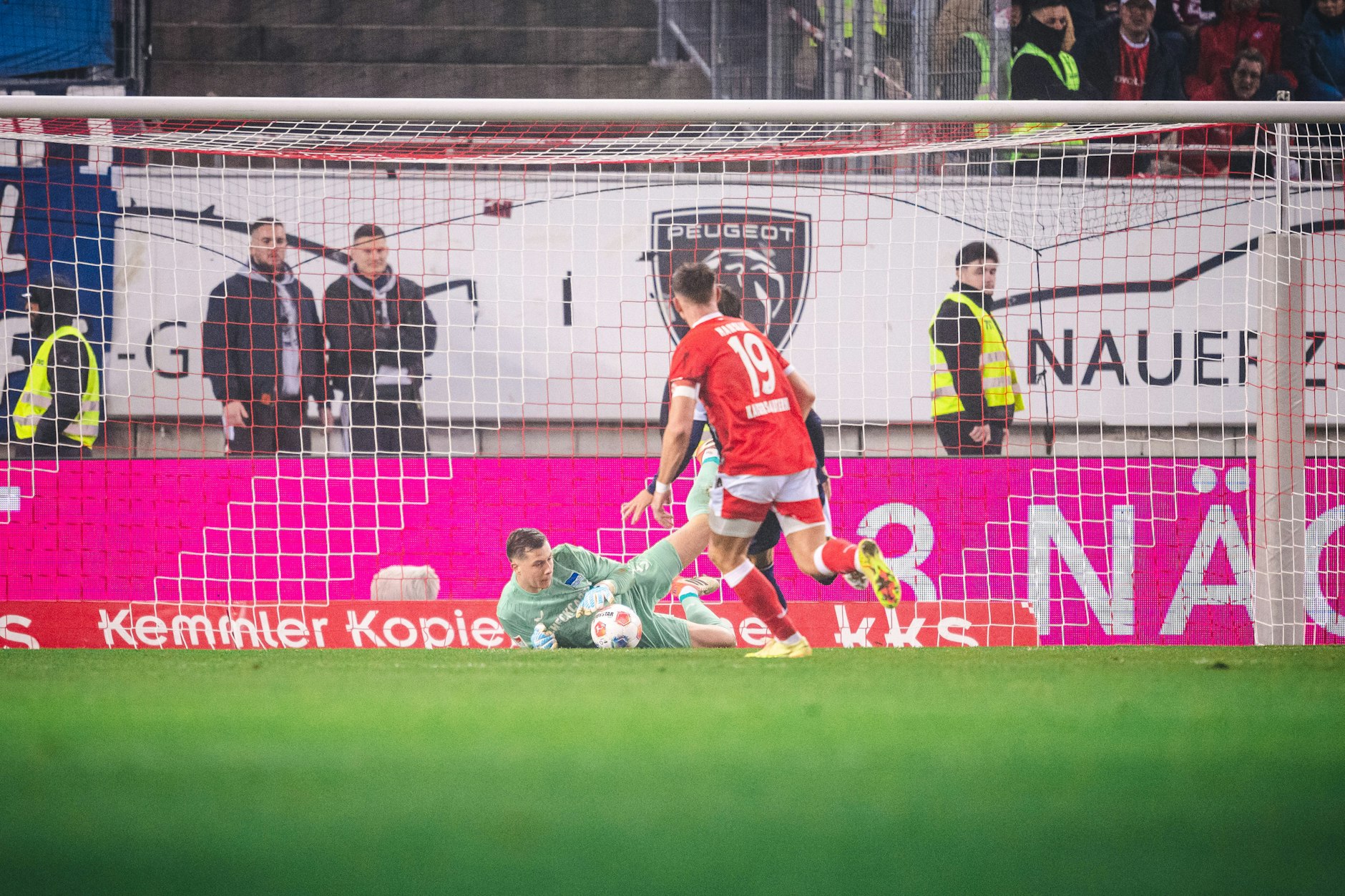 Hertha-Torwart Tjark Ernst war auch in Kaiserslautern wieder in Topform.