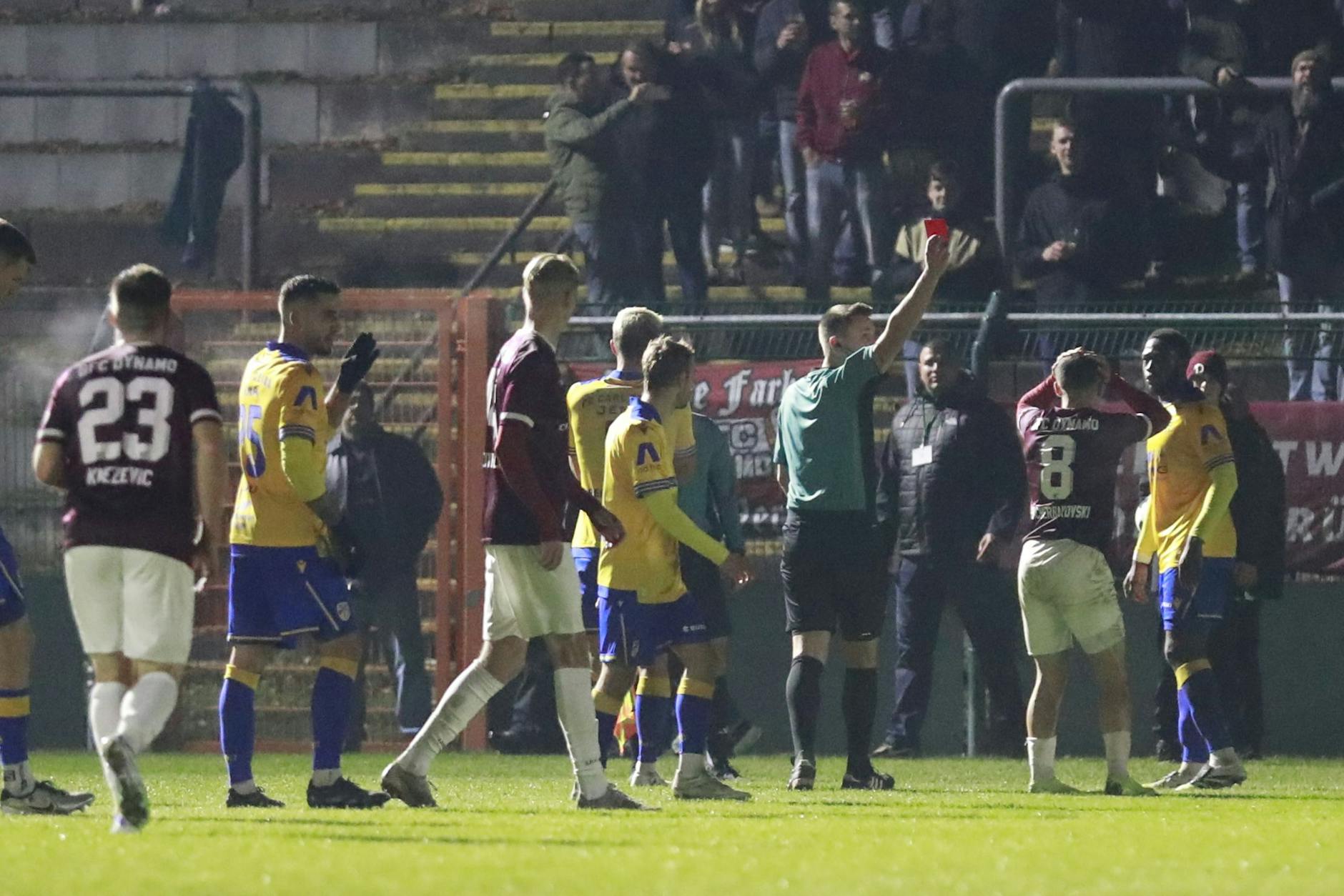 Jan Shcherbakovski vom BFC Dynamo fliegt an einer Schwalbe vom Platz.