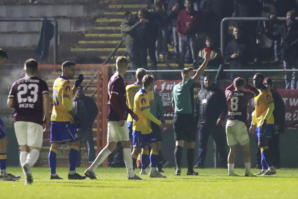 Jan Shcherbakovski vom BFC Dynamo fliegt an einer Schwalbe vom Platz.