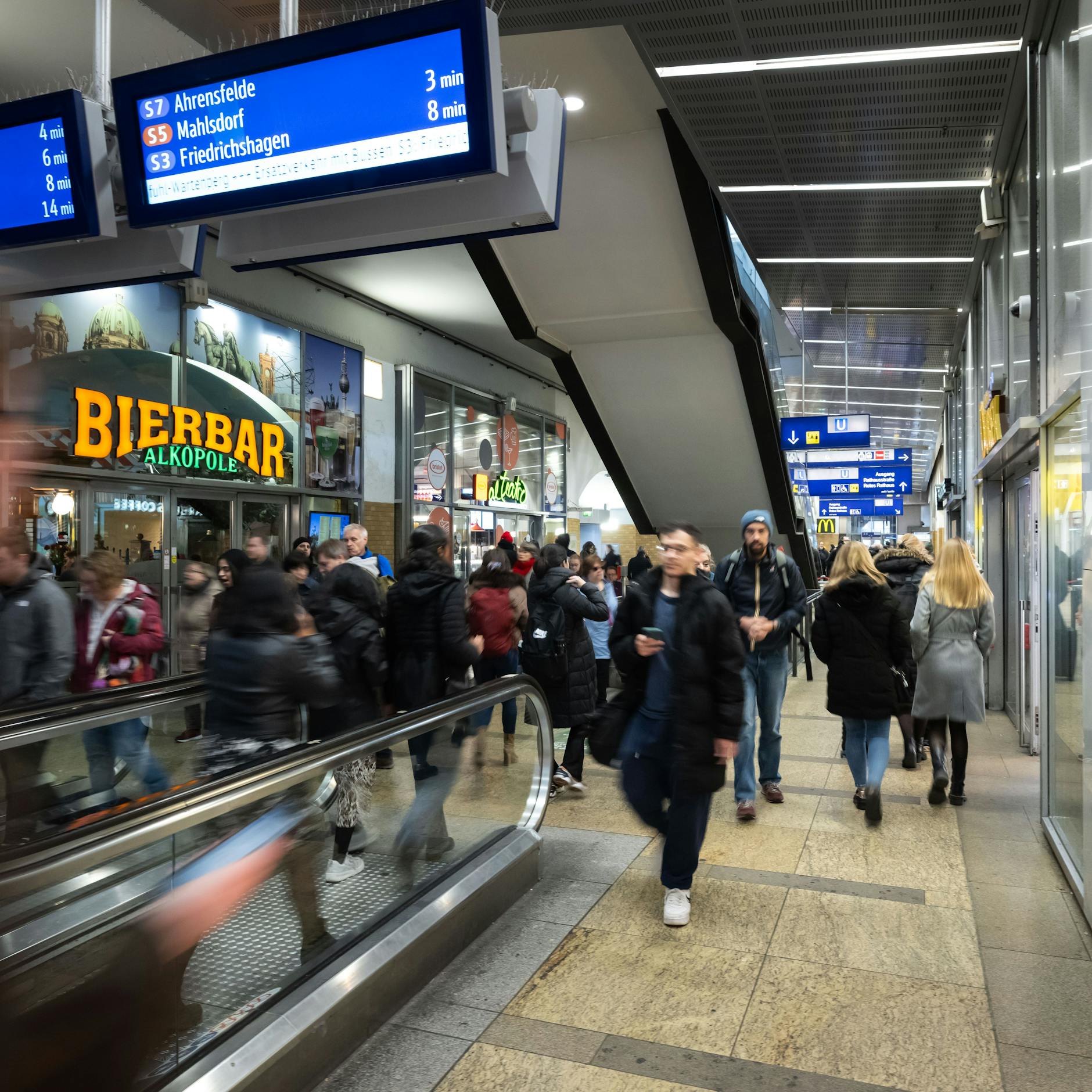 Image - Alexanderplatz wird dichtgemacht – Bahn fegt alle Händler raus
