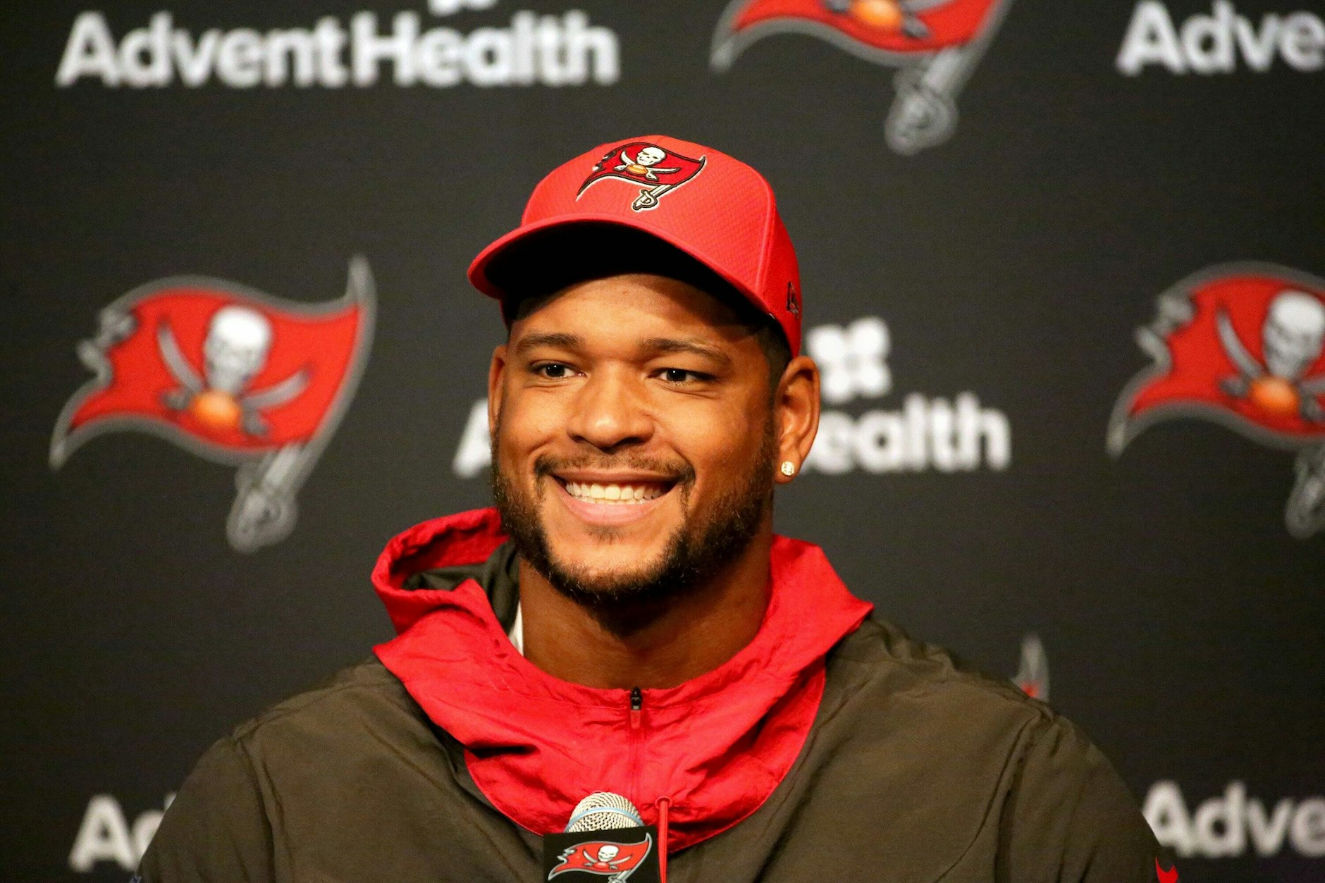 William Gholston von den Tampa Bay Buccaneers kommt heute Nachmittag in Berlin zum Dönerladen des Teams.