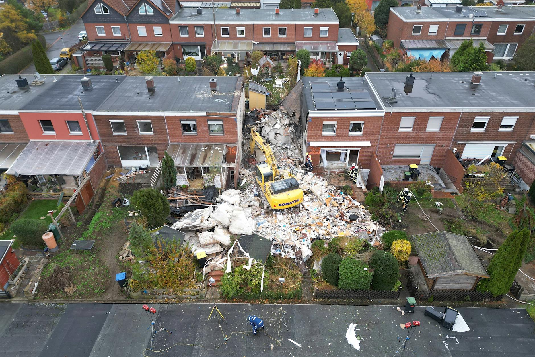 Reihenhaus stürzt ein: Mann in Trümmern vermisst!