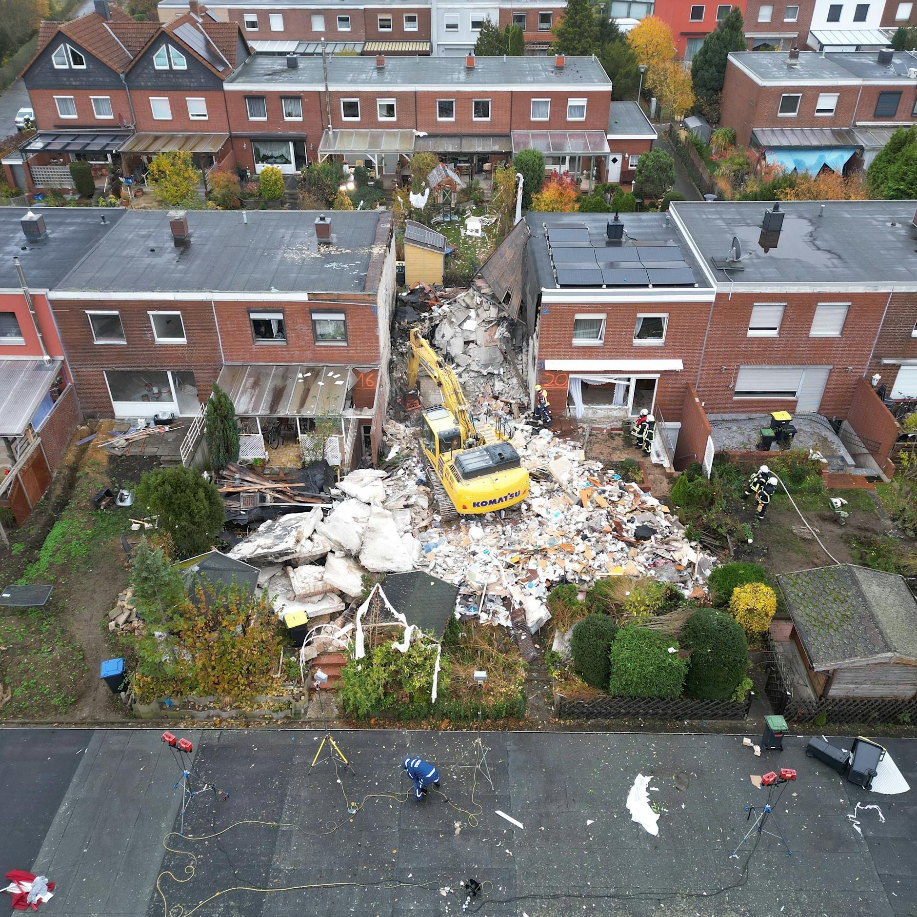 Reihenhaus stürzt ein: Mann in Trümmern vermisst!