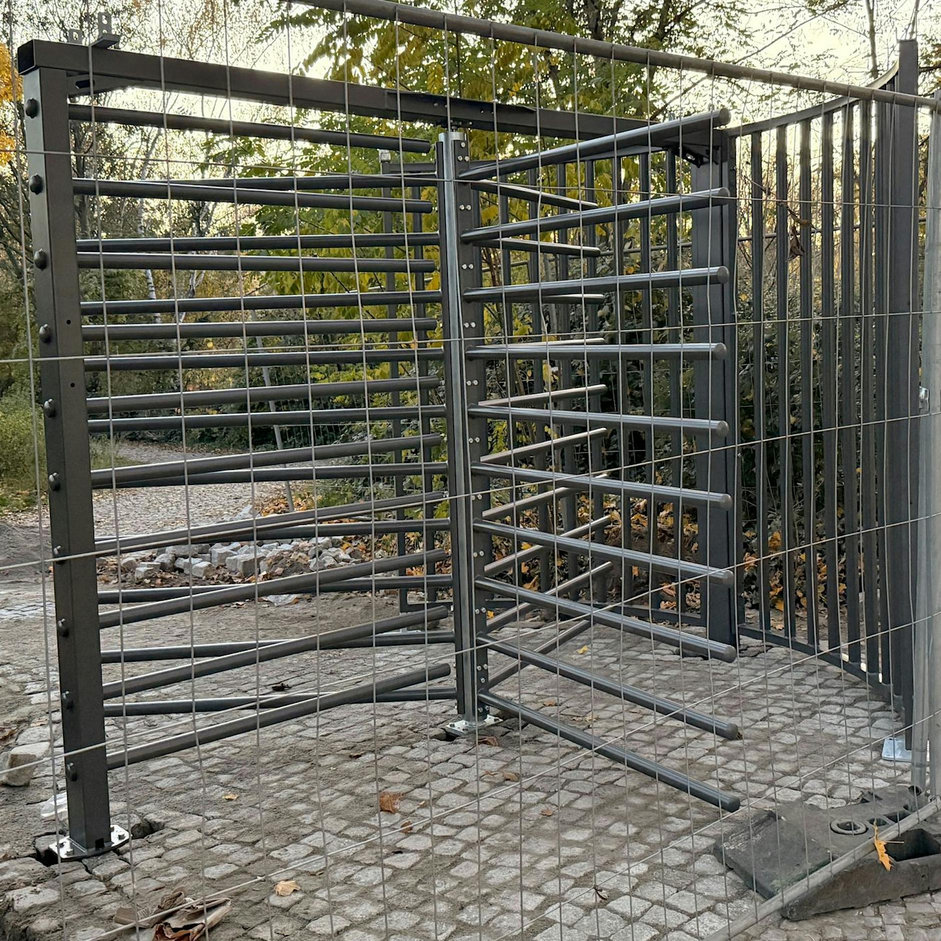 Kaum gebaut, schon geklaut: Drehtür am Görlitzer Park ist weg!