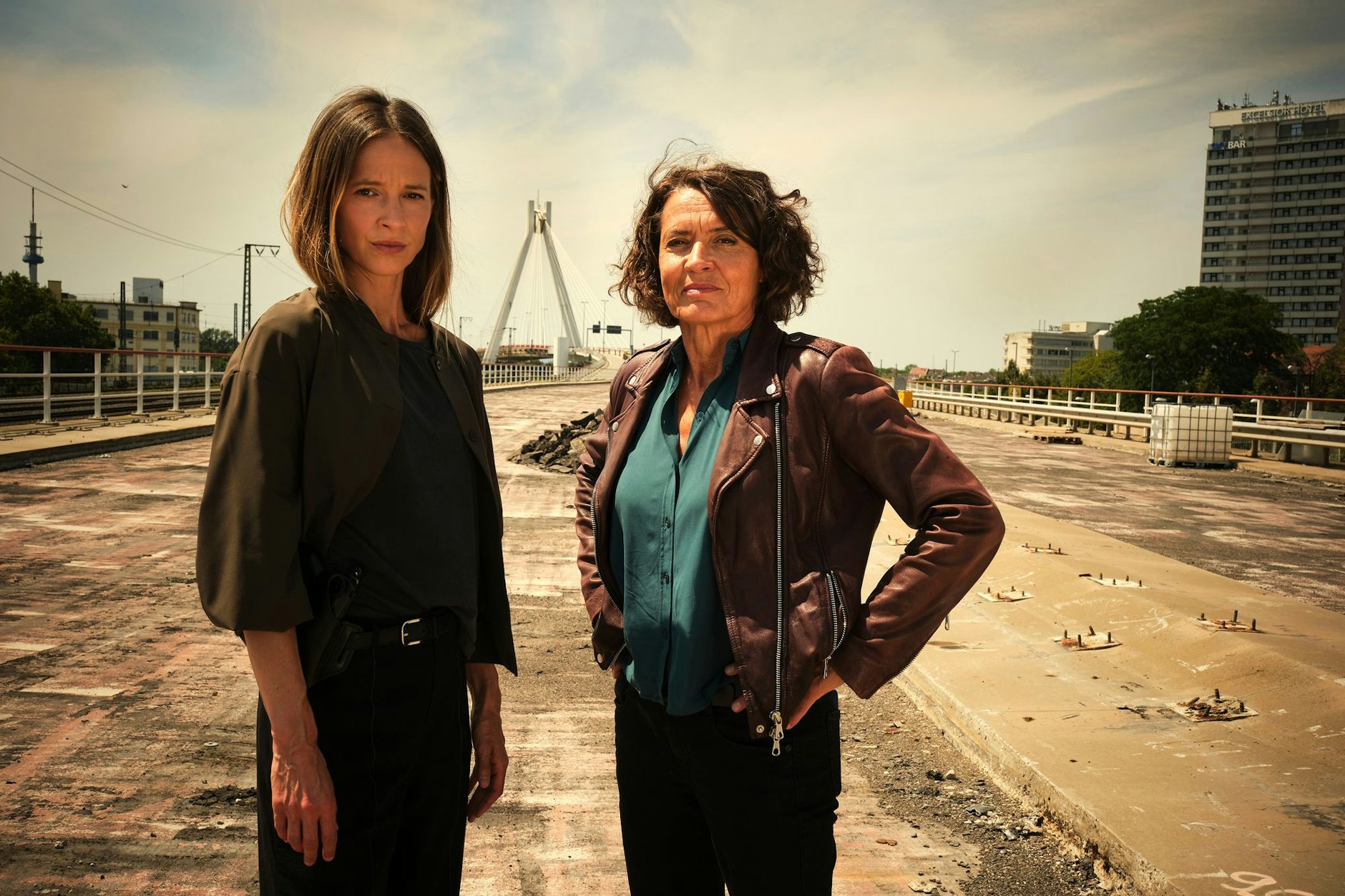 Die Ludwigshafener Kommissarinnen Lena Odenthal (r, Ulrike Folkerts) und Johanna Stern (Lisa Bitter) ermitteln.