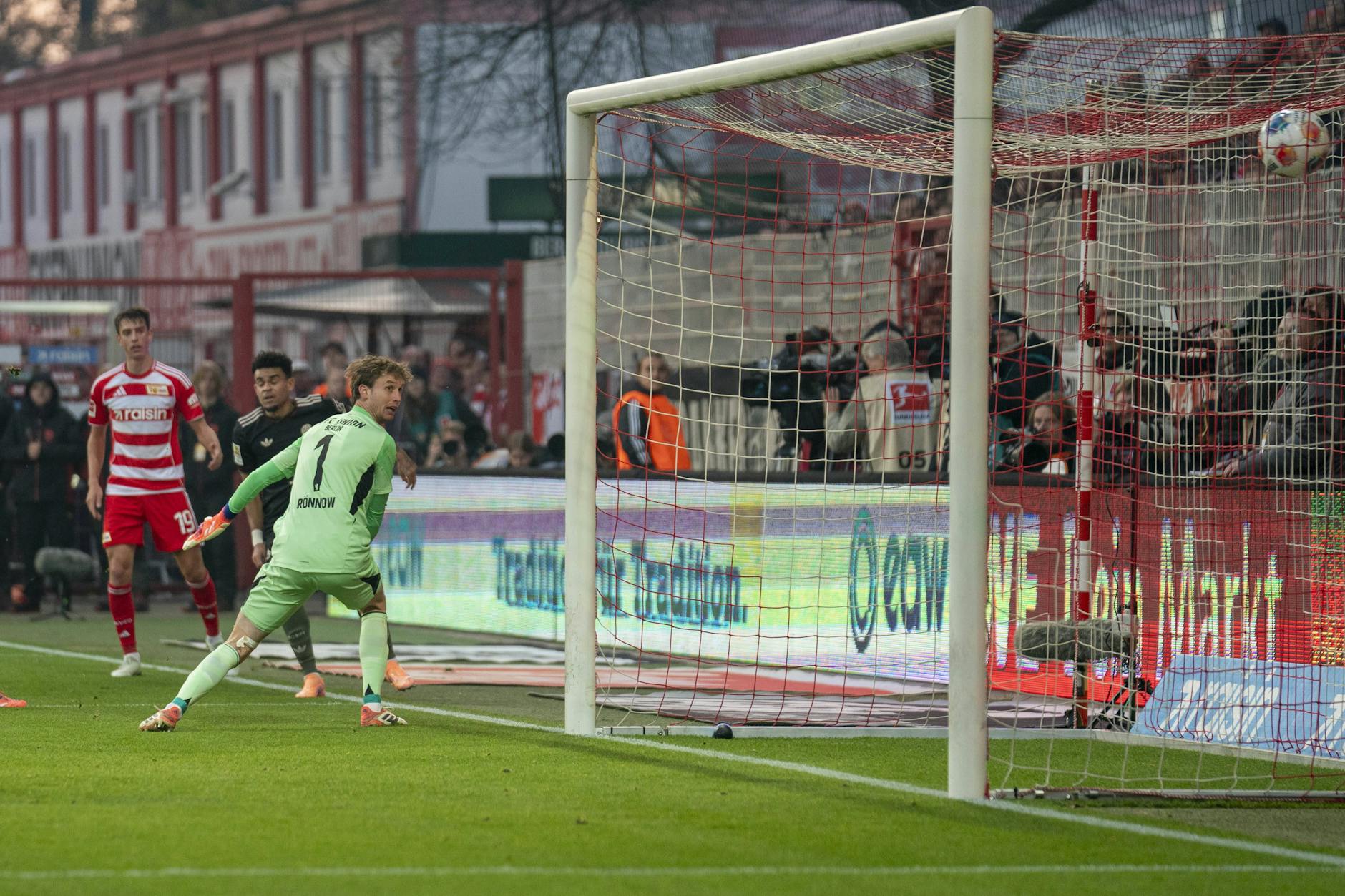 Luis Diaz trifft aus irrem Winkel für den FC Bayern gegen den 1. FC Union zum 1:1.