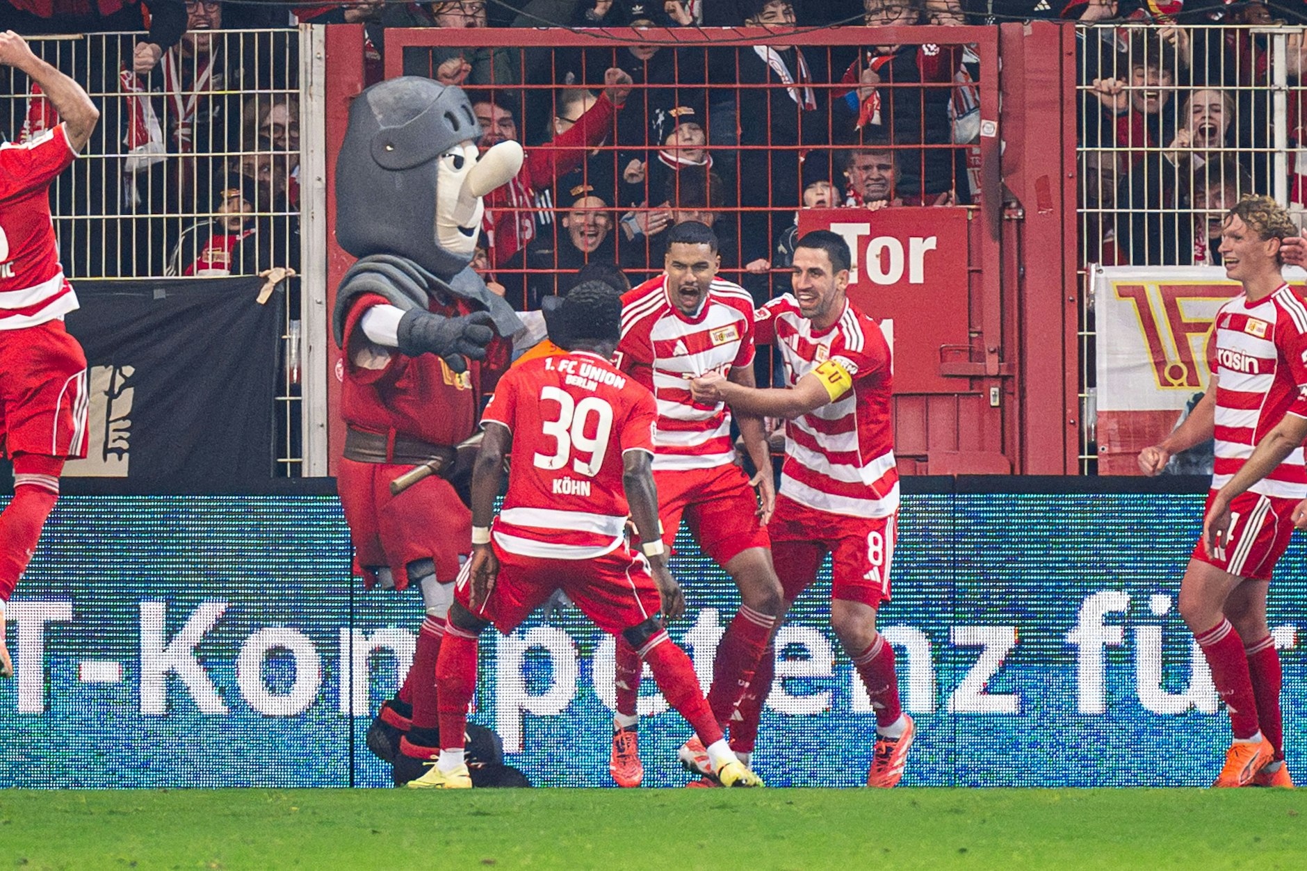Danilho Doehki (3.v.r.) lässt sich von seinen Mitspielern für sein zweites Tor beim Punktgewinn des 1. FC Union Berlin gegen den FC Bayern München feiern.