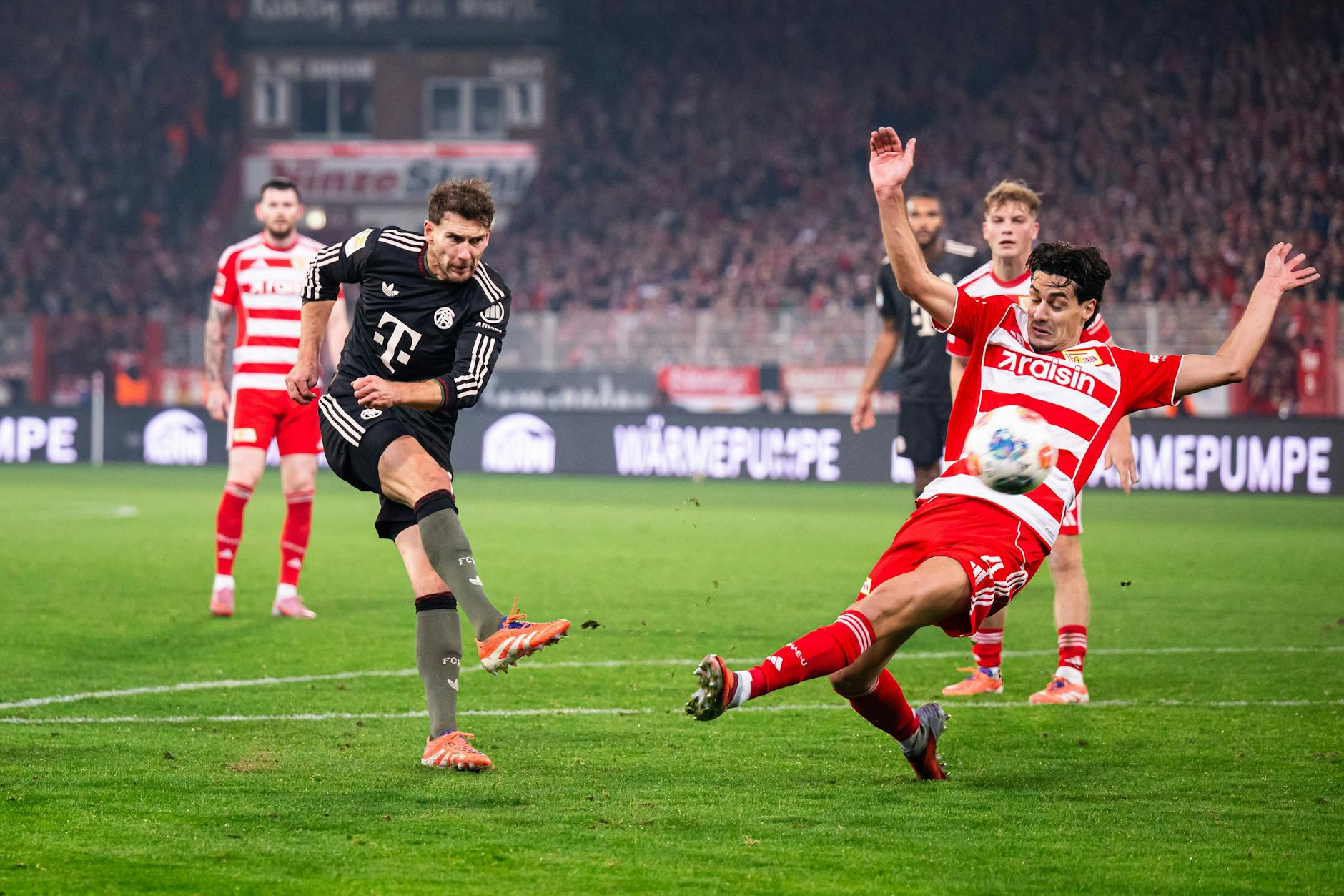 Diogo Leite (r.) und der 1. FC Union Berlin erkämpften sich am Sonnabend einen Punkt gegen den FC Bayern München.