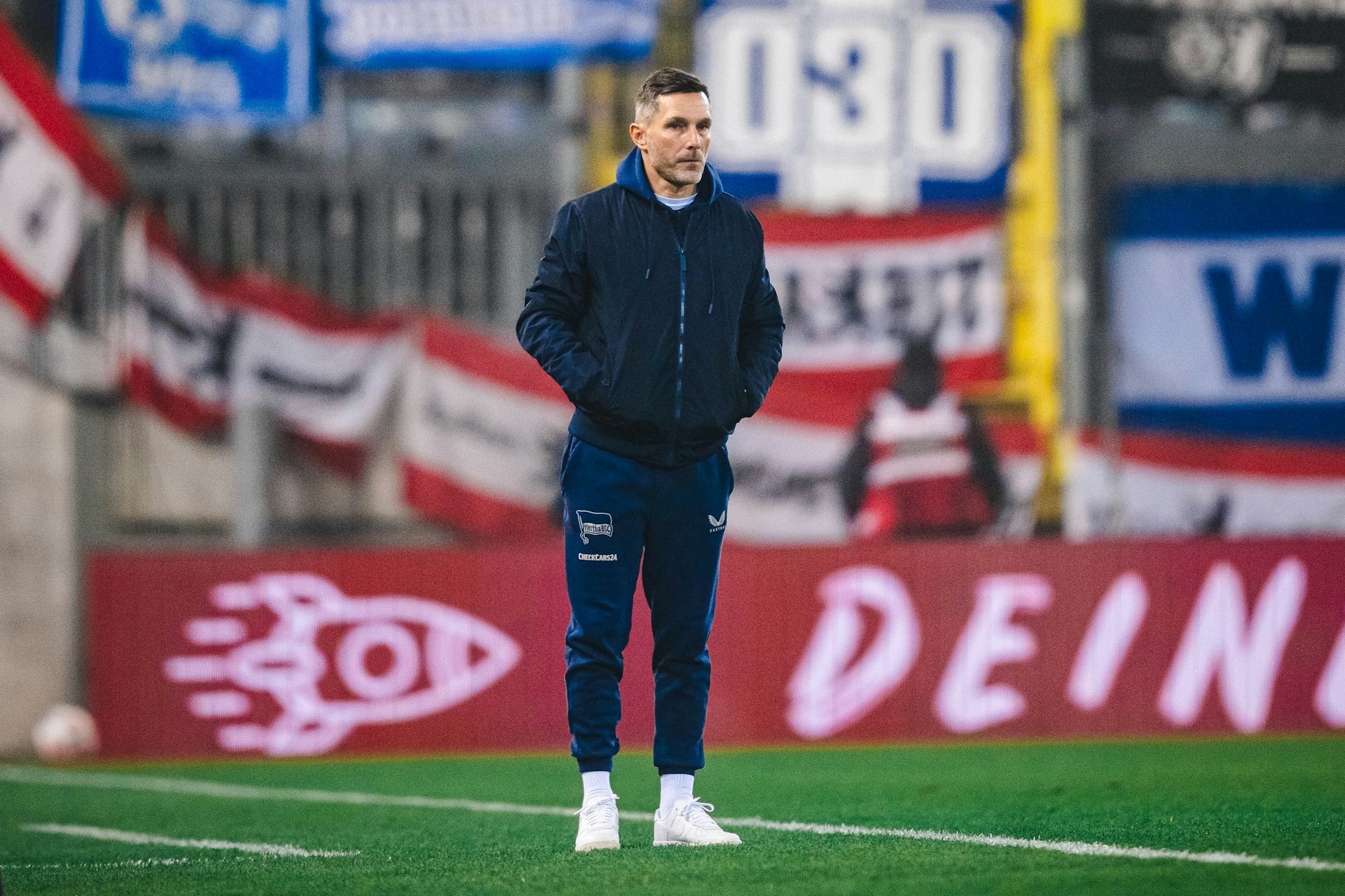 Trainer Stefan Leitl von Hertha BSC beim Auswärtssieg in Kaiserslautern. Der Mann weiß, wie Aufstieg geht.