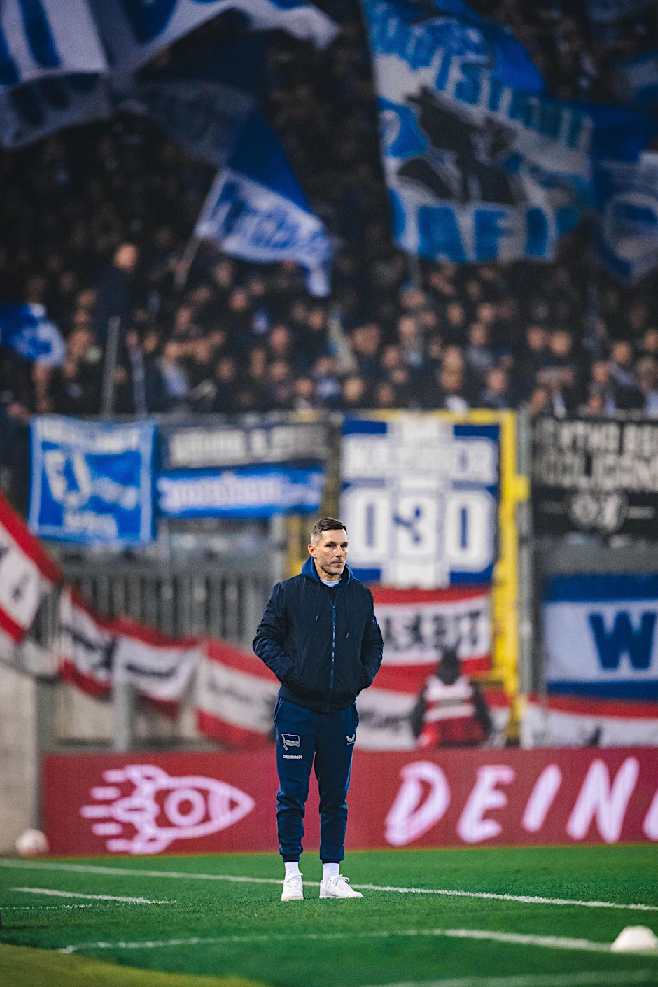 Trainer Stefan Leitl von Hertha BSC beim Auswärtssieg in Kaiserslautern. Der Mann weiß, wie Aufstieg geht.