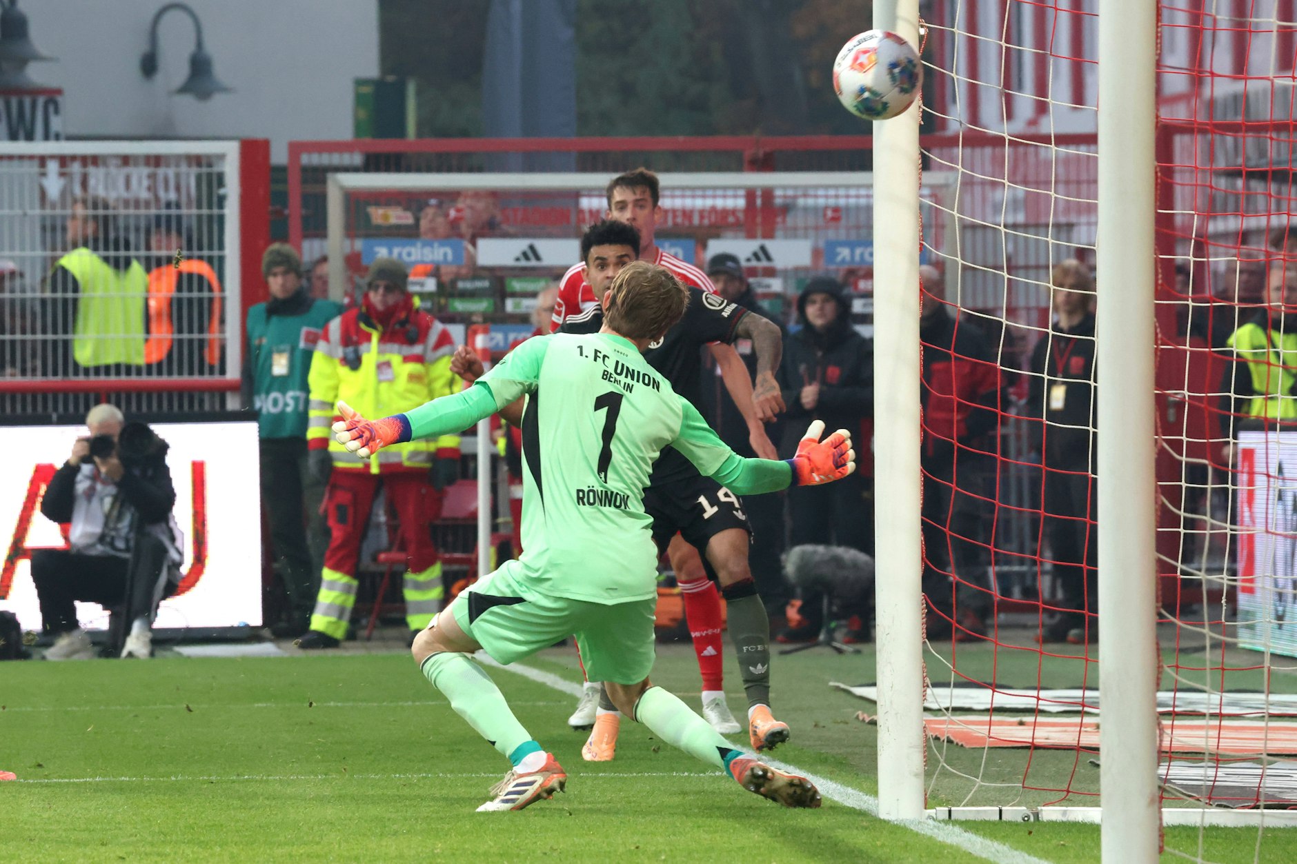Luis Diaz vom FC Bayern trifft aus unmöglichem Winkel gegen Union Torwart Frederik Rönnow.