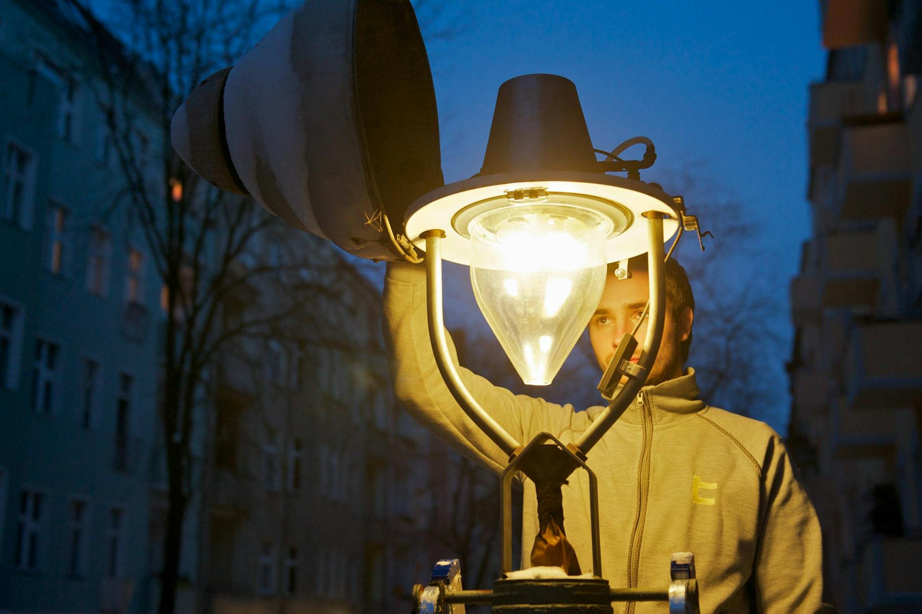 Wartung von Gaslaternen in Berlin-Neukoelln.