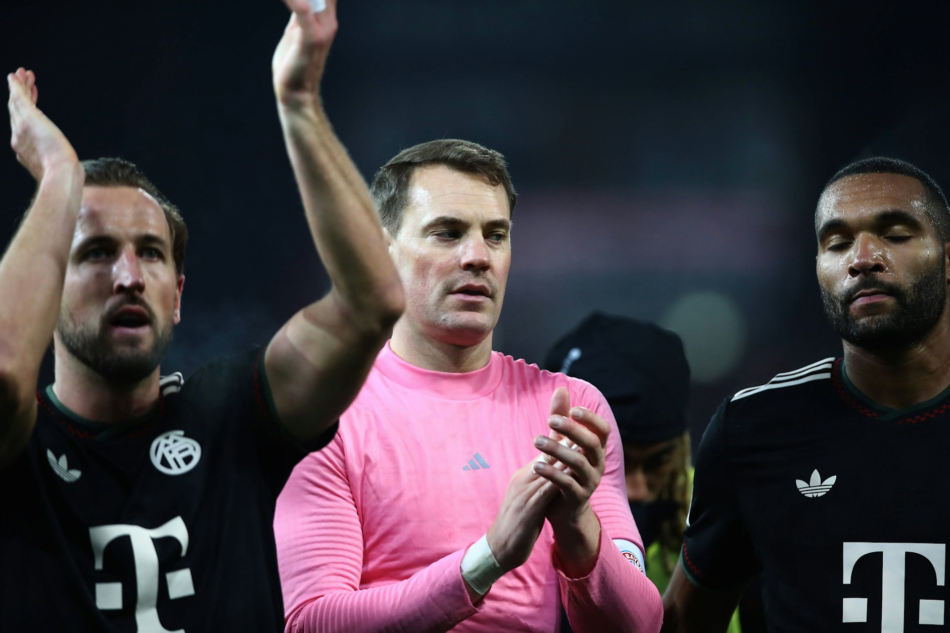 Die Stars des FC Bayern applaudierten nach dem 2:2 in Köpenick ihren Fans und dem 1. FC Union Berlin.