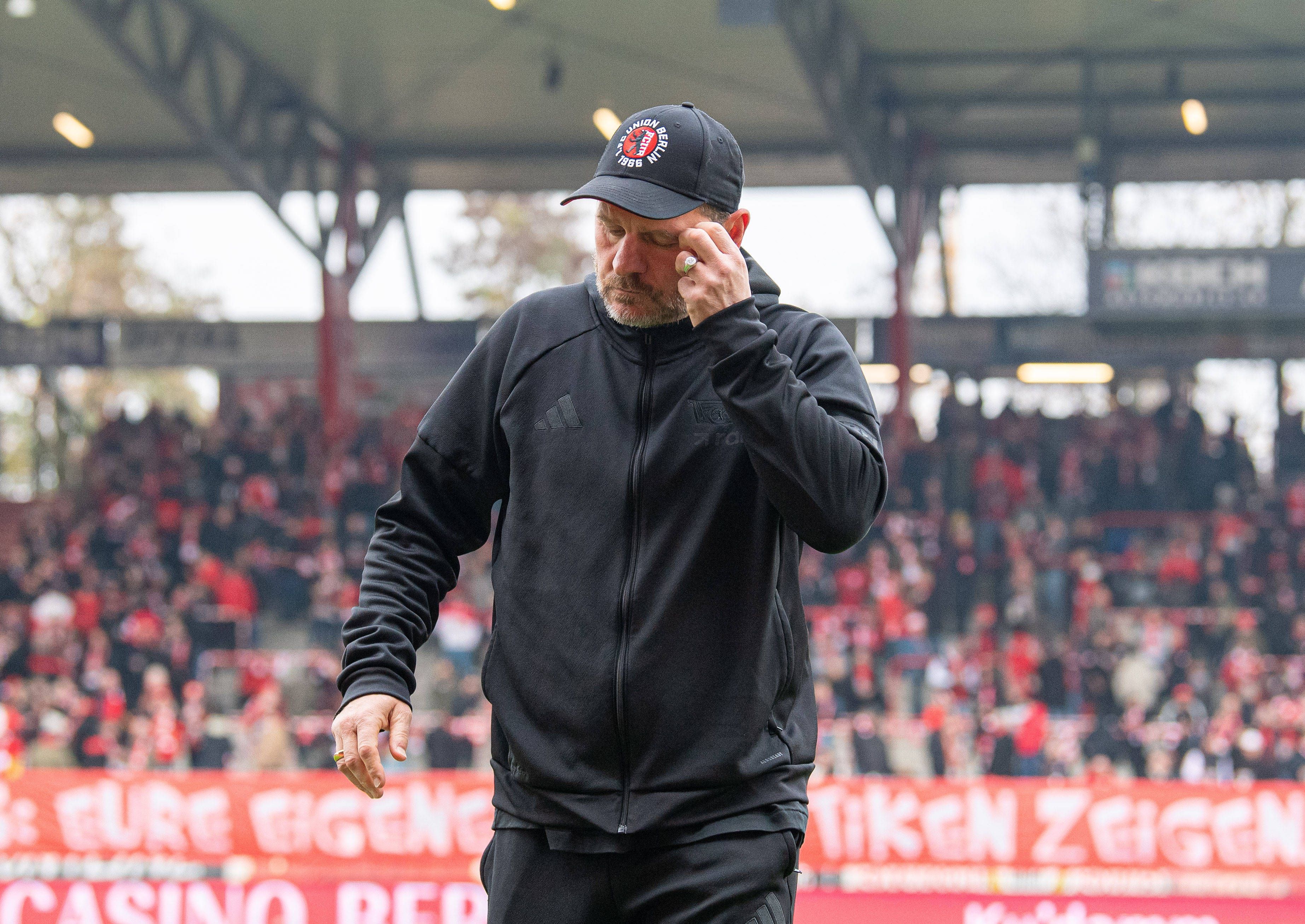Image - Pulli-Panne: Baumgart verpasst Union-Tor gegen BayernPulli-Panne: Steffen Baumgart verpasst Union-Tor gegen den FC Bayern!