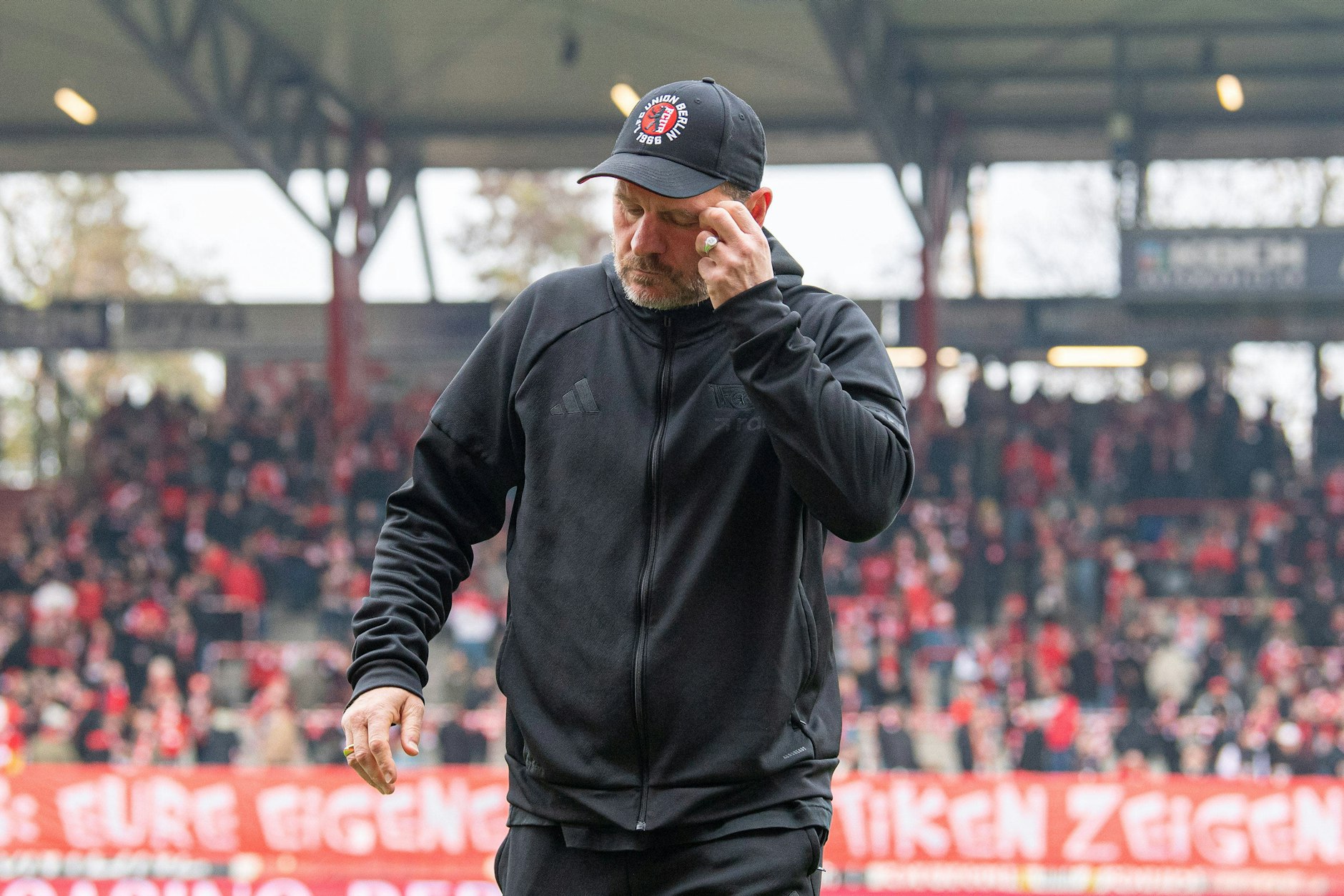 Zu Beginn des Spiels gegen den FC Bayern München trug Steffen Baumgart noch einen schwarzen Kapuzenpullover. Kurz nach Anpfiff musste sich der Union-Trainer umziehen.