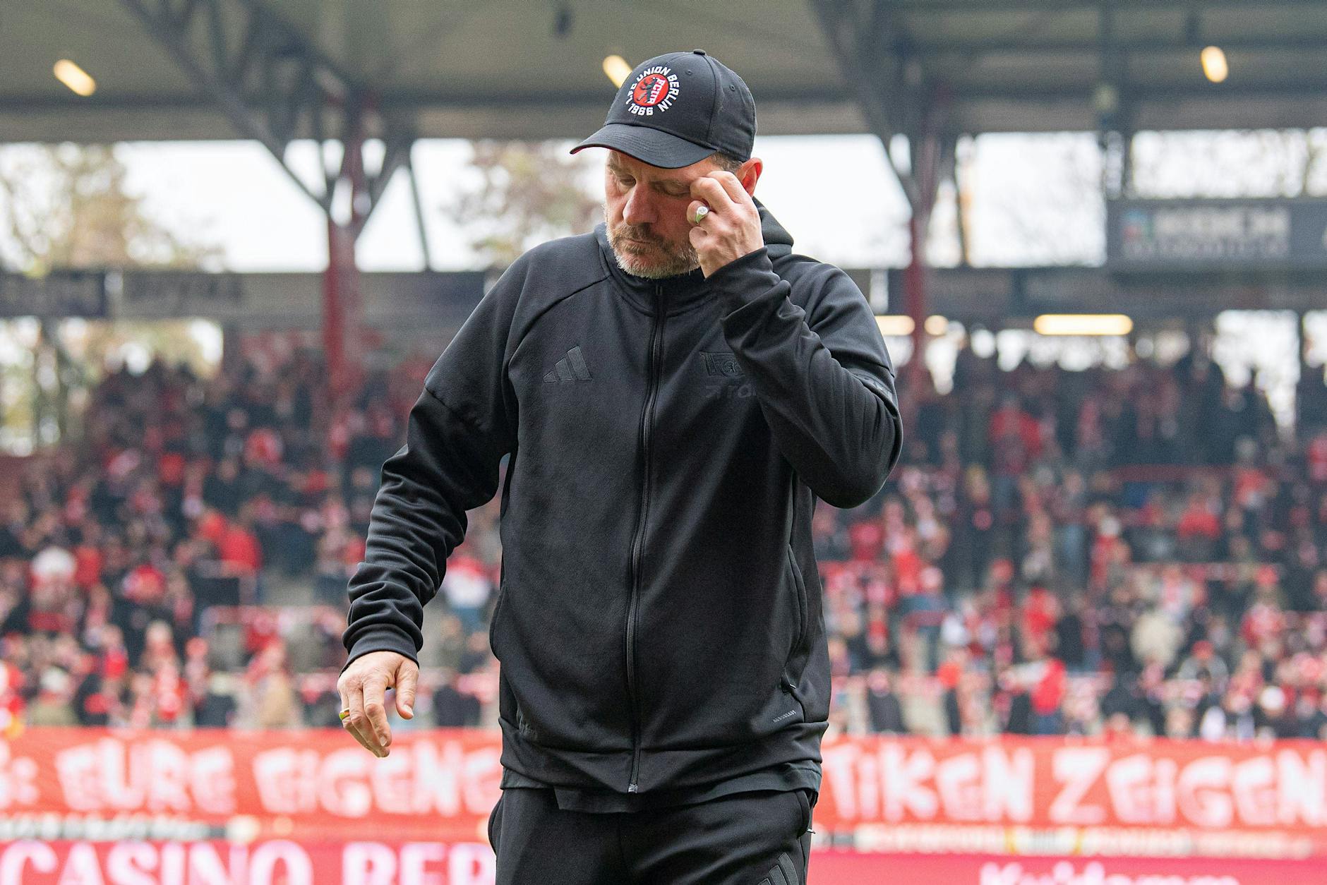 Pulli-Panne: Baumgart verpasst Union-Tor gegen BayernPulli-Panne: Steffen Baumgart verpasst Union-Tor gegen den FC Bayern!