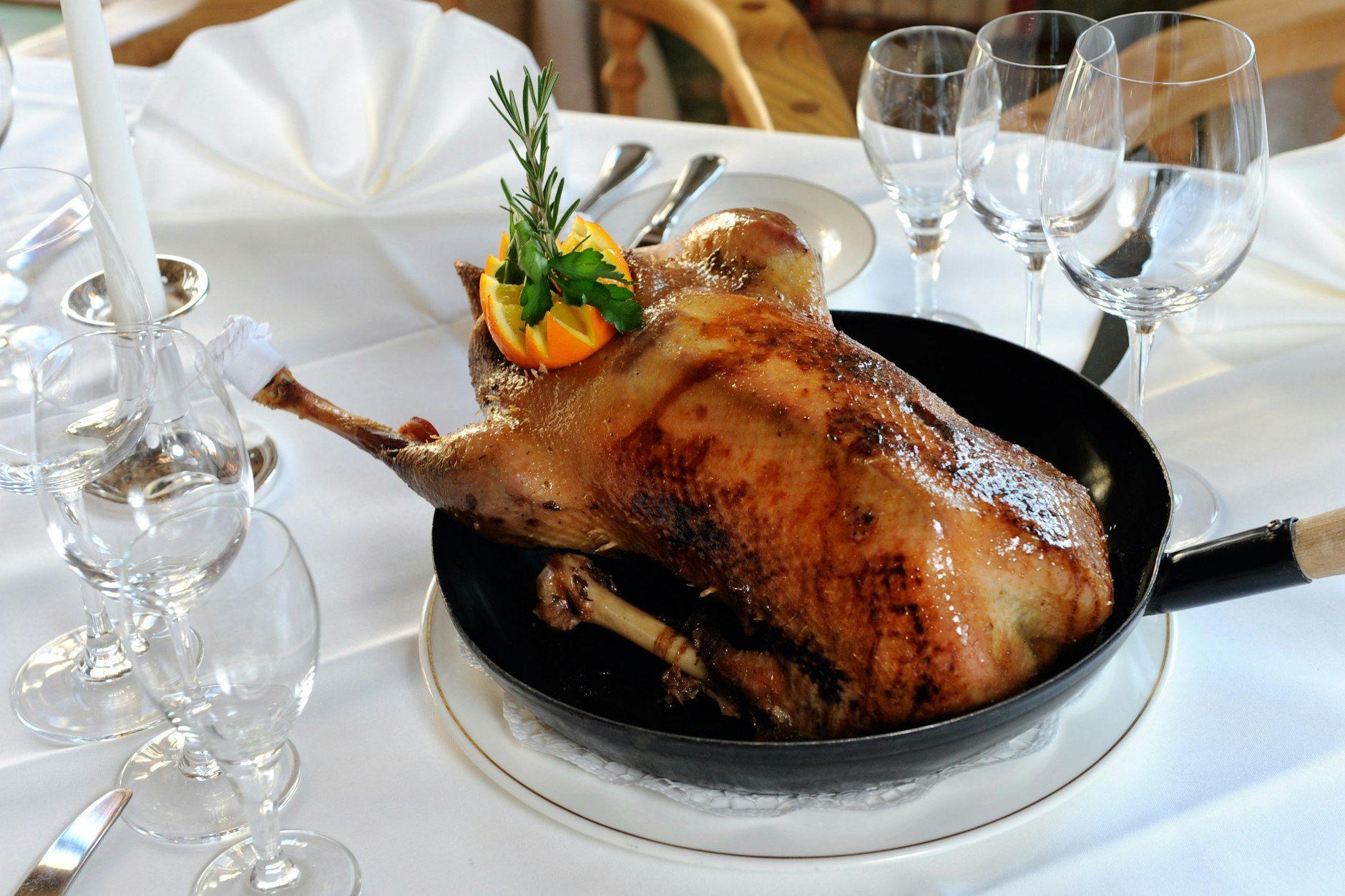 Traditionelles Festessen: Eine Gans steht auf einem gedeckten Tisch.