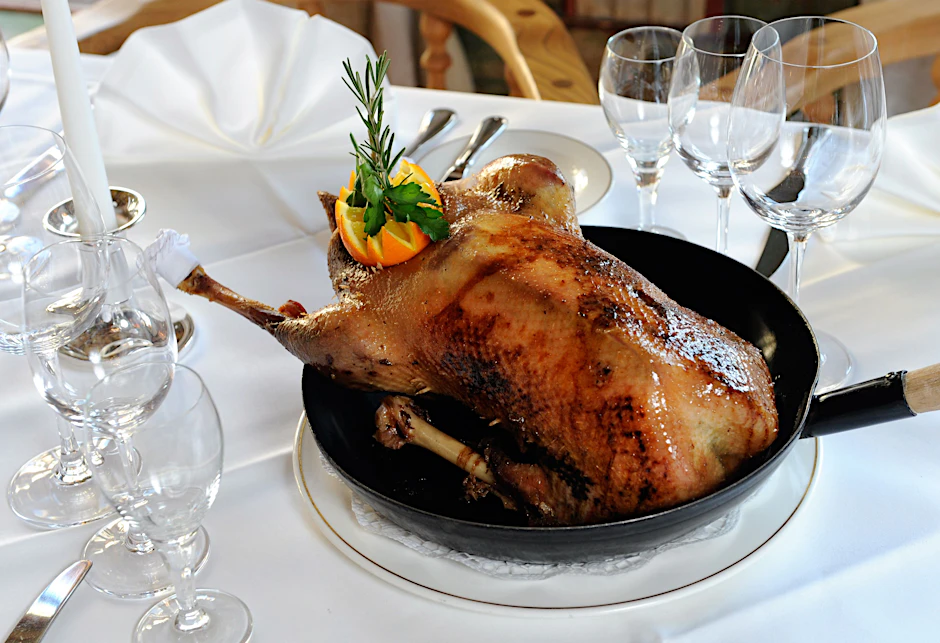 Traditionelles Festessen: Eine Gans steht auf einem gedeckten Tisch.