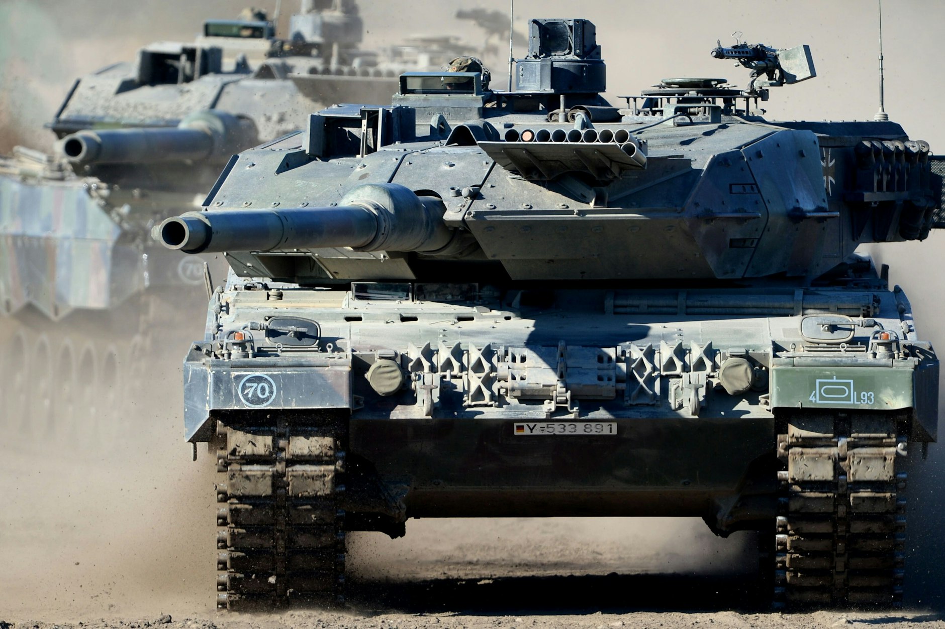 Ein Kampfpanzer Leopard 2 A6 fährt am 02.10.2013 bei einer Bundeswehrübung in Bergen (Niedersachsen).