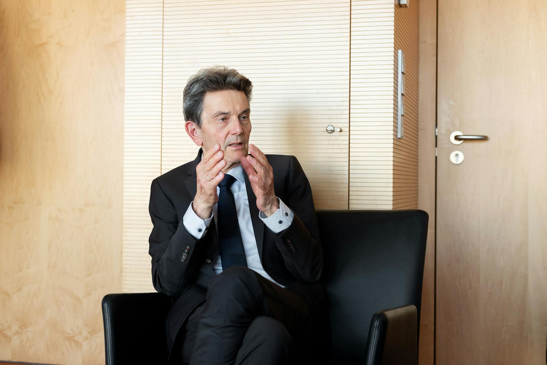 Rolf Mützenich im Interview mit der Berliner Zeitung in seinem Büro im Bundestag.