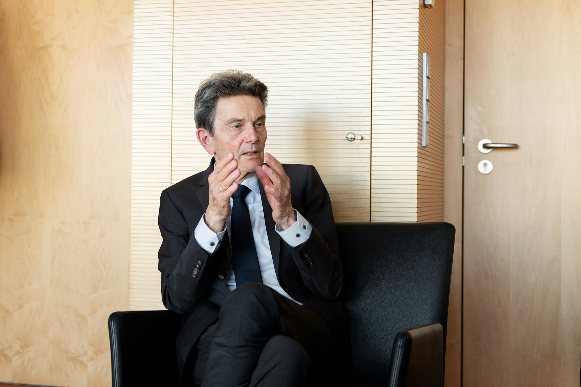 Rolf Mützenich im Interview mit der Berliner Zeitung in seinem Büro im Bundestag.