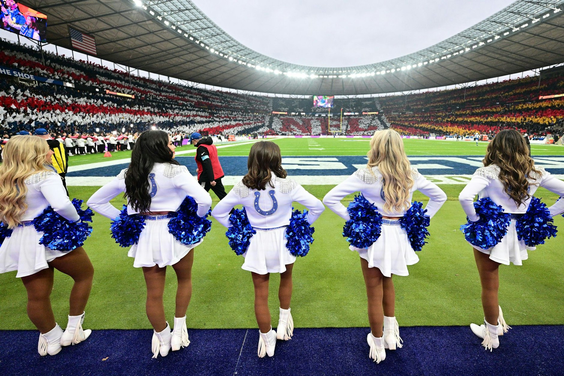 Die Cheerleader der Indianapolis Colts bringen sich vor dem NFL-Spiel in Berlin in Stellung.