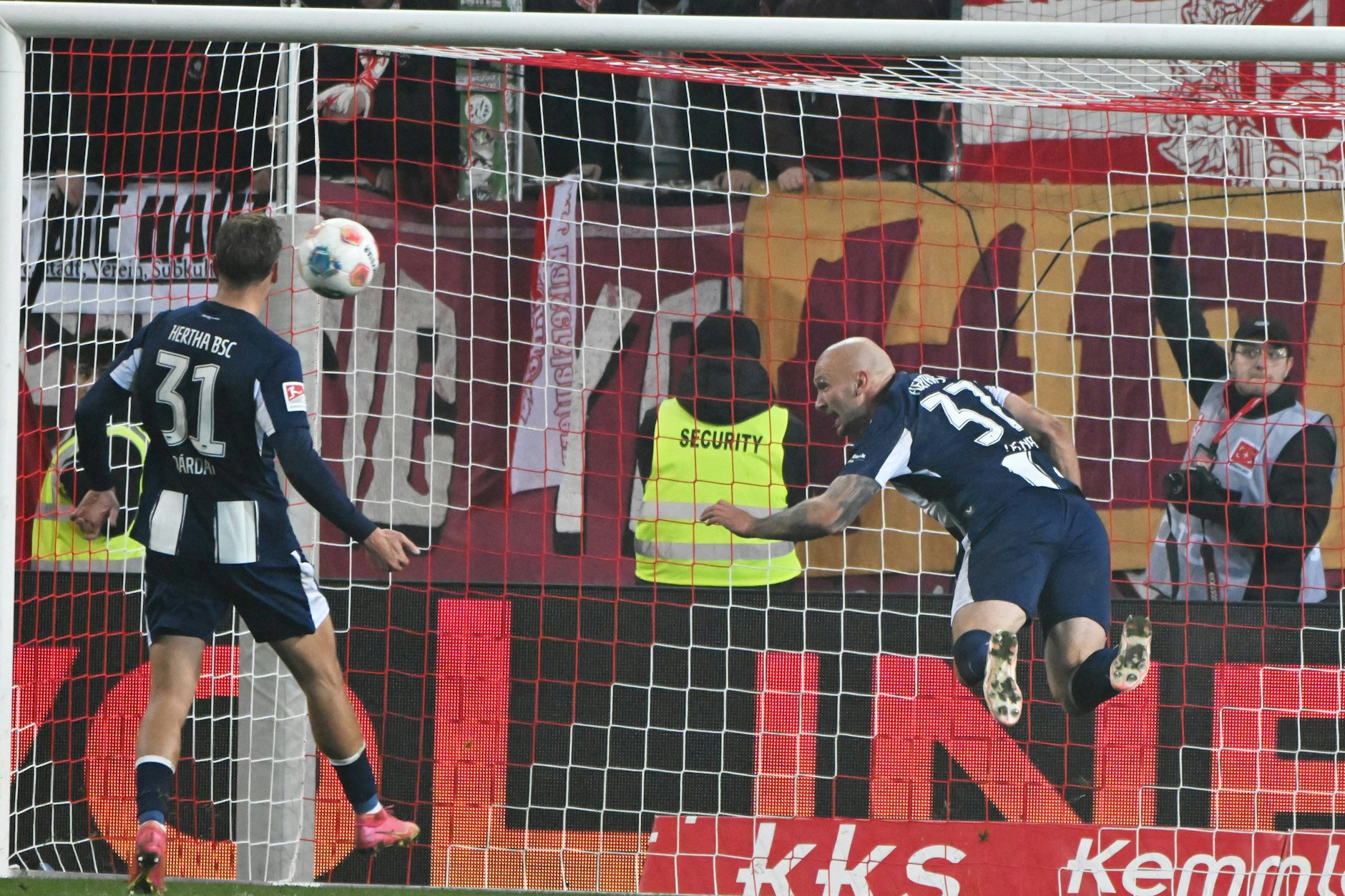 Eisenhart und artistisch! Toni Leistner nahm in der Pause den Turban wieder ab und rettete mit einem Flugkopfball den Hertha-Sieg auf dem Betze.