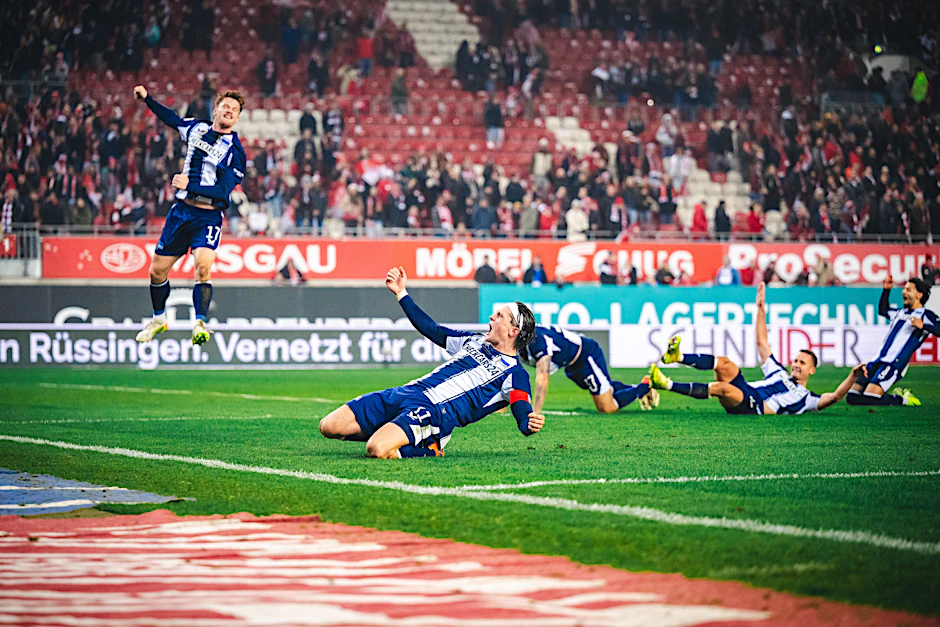 Ausgelassener Jubel bei Sebastian Grönning, Fabian Reese und Paul Seguin (v.l.) über den Sieg von Hertha BSC beim 1. FC Kaiserslautern.