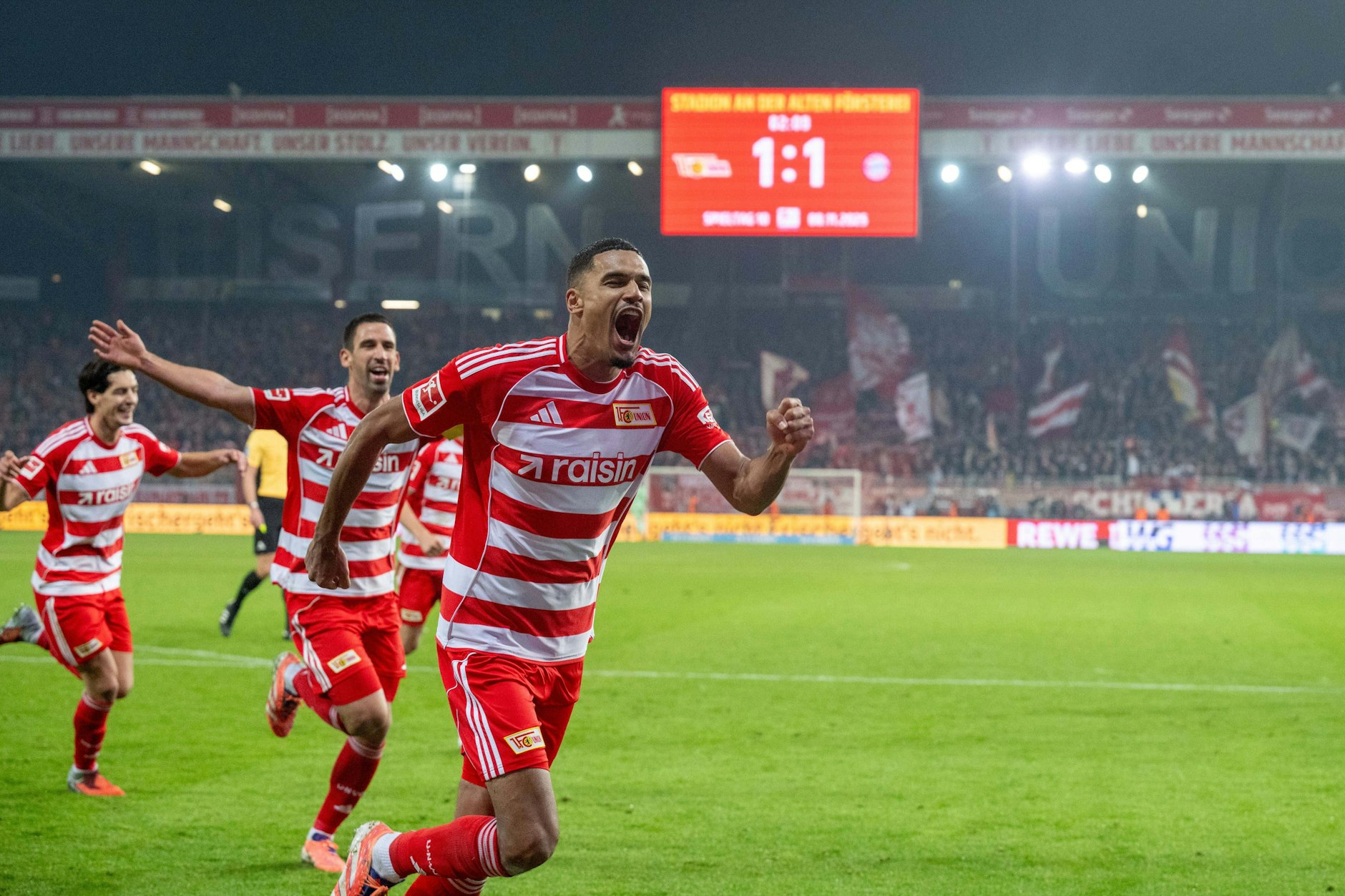 Das Stadion An der Alten Försterei explodiert fast: Danilho Doekhi hat gerade das 2:1 für Union gegen die Bayern erzielt.
