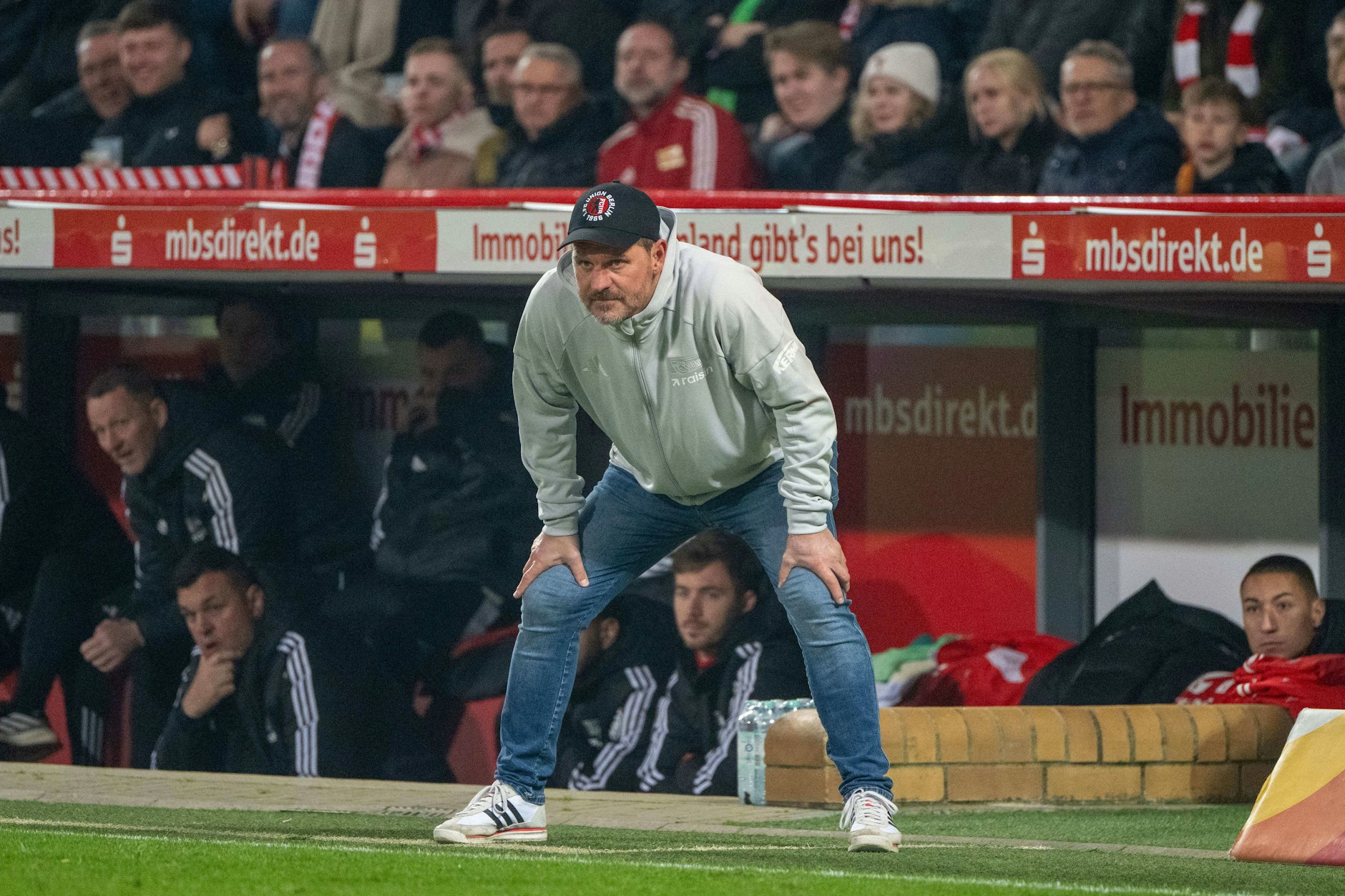 Den Rest des Spiel gegen den FC Bayern coachte Steffen Baumgart dann in einem grauen Pullover.