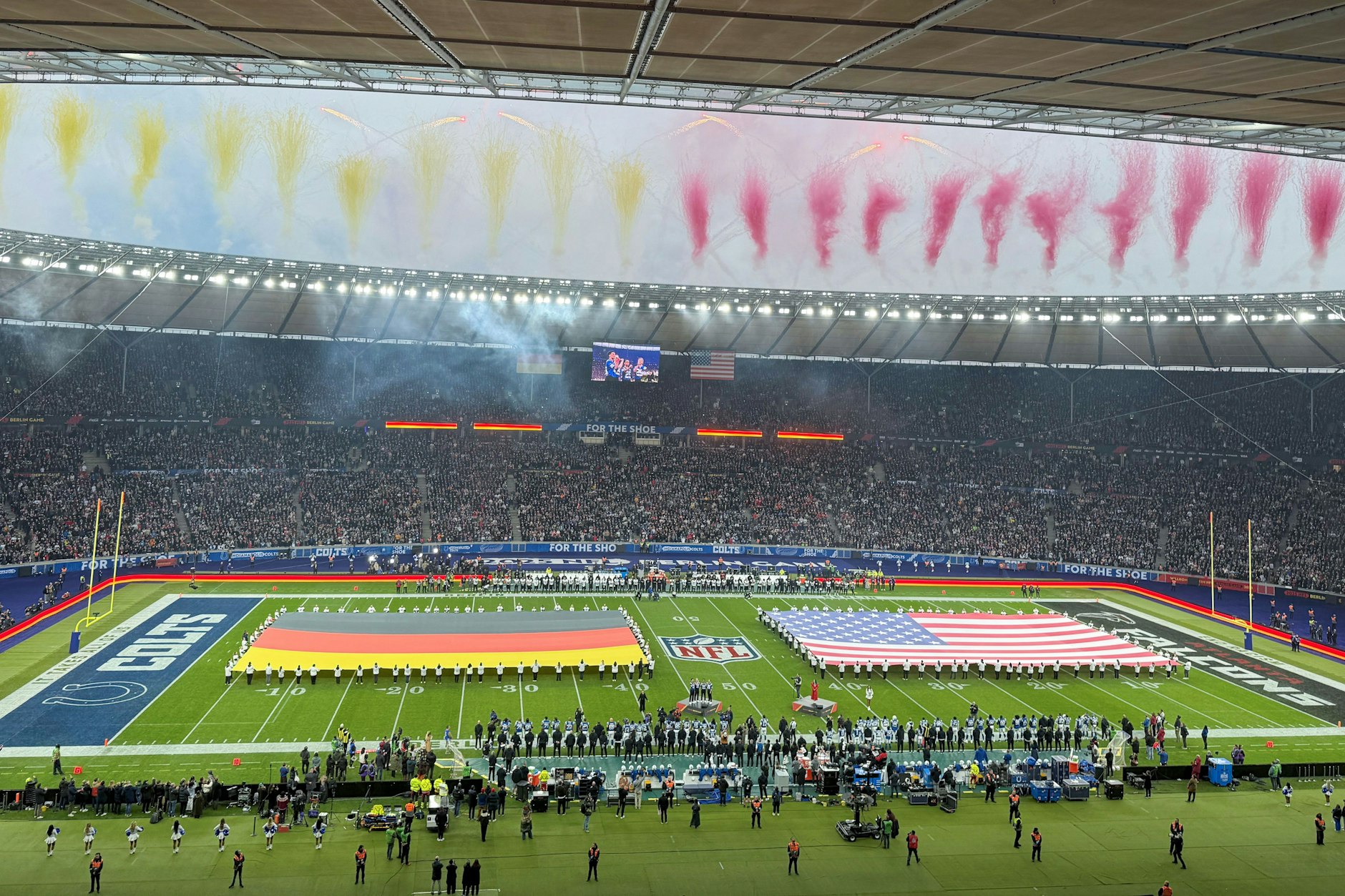 Nationalhymnen und ein kleines Feuerwerk bilden den stimmungsvollen Auftakt für die NFL-Party zwischen den Indianapolis Colts und den Atlanta Falcons im Berliner Olympiastadion.