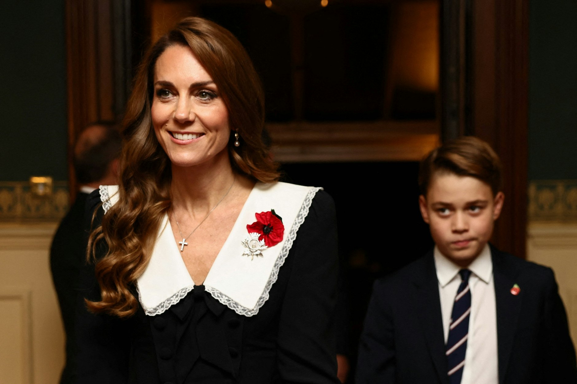 Prinz George kommt an der Seite seiner Mutter Prinzessin Kate in die Royal Albert Hall in London.