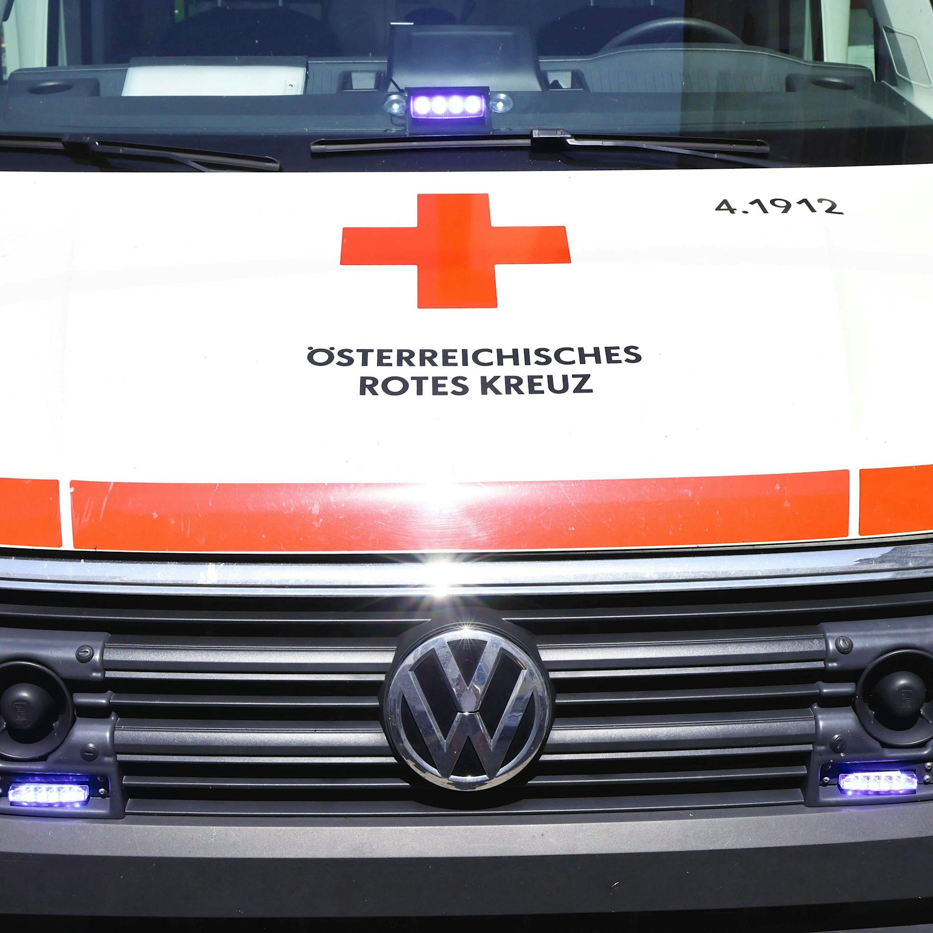 Mutter überfährt aus Versehen ihre kleine Tochter (1) – tot