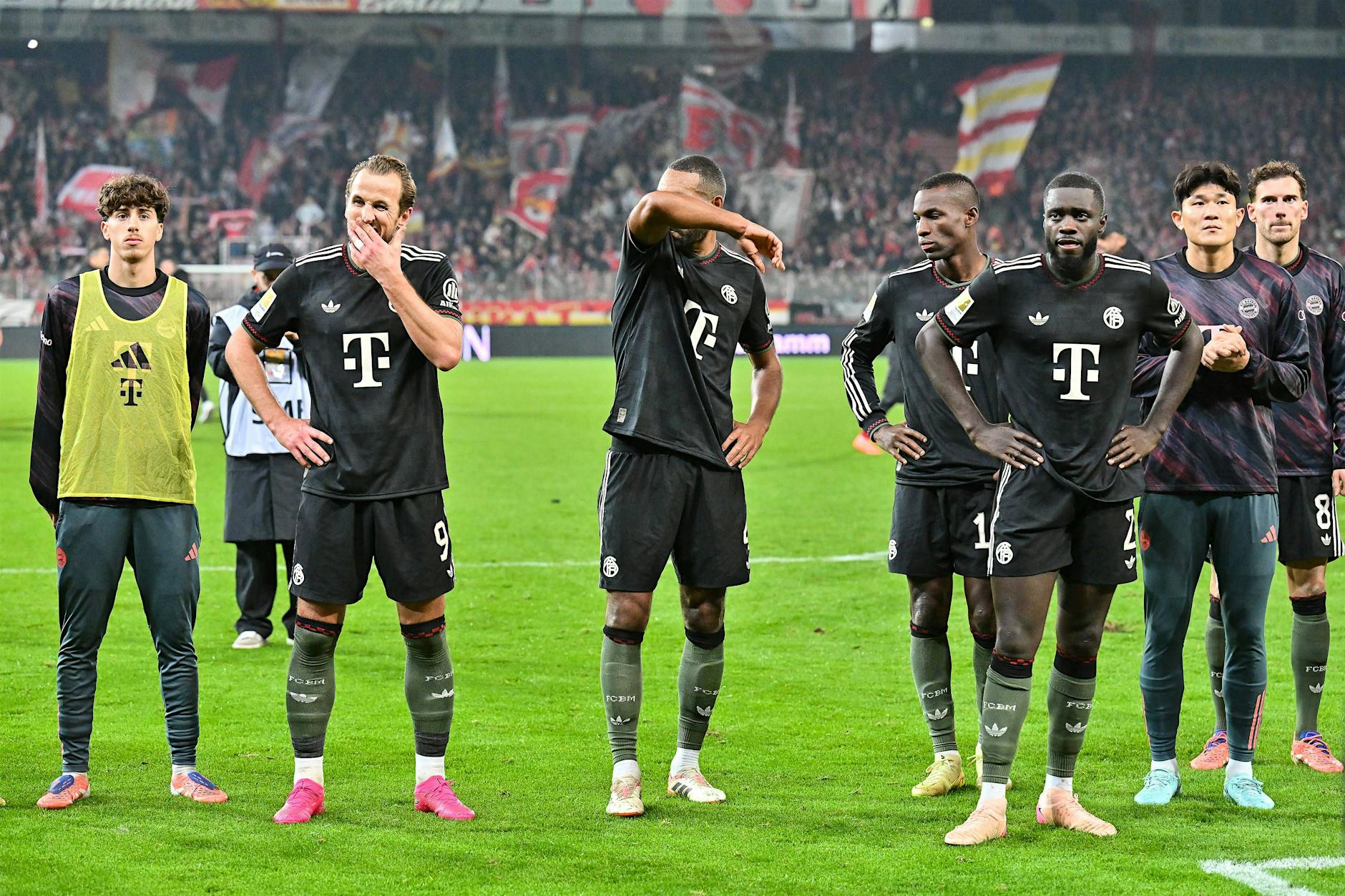 Staunen und stöhnen: Stars des FC Bayern adeln 1. FC Union Berlin