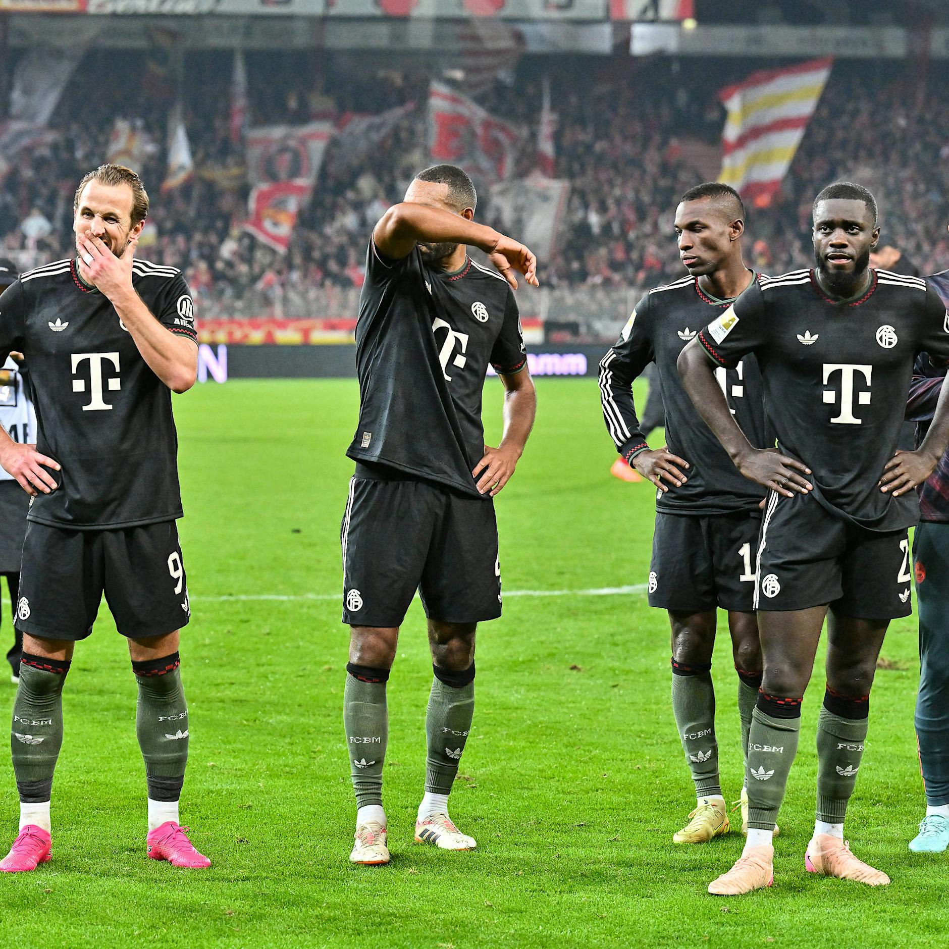 Staunen und stöhnen: Stars des FC Bayern adeln 1. FC Union Berlin