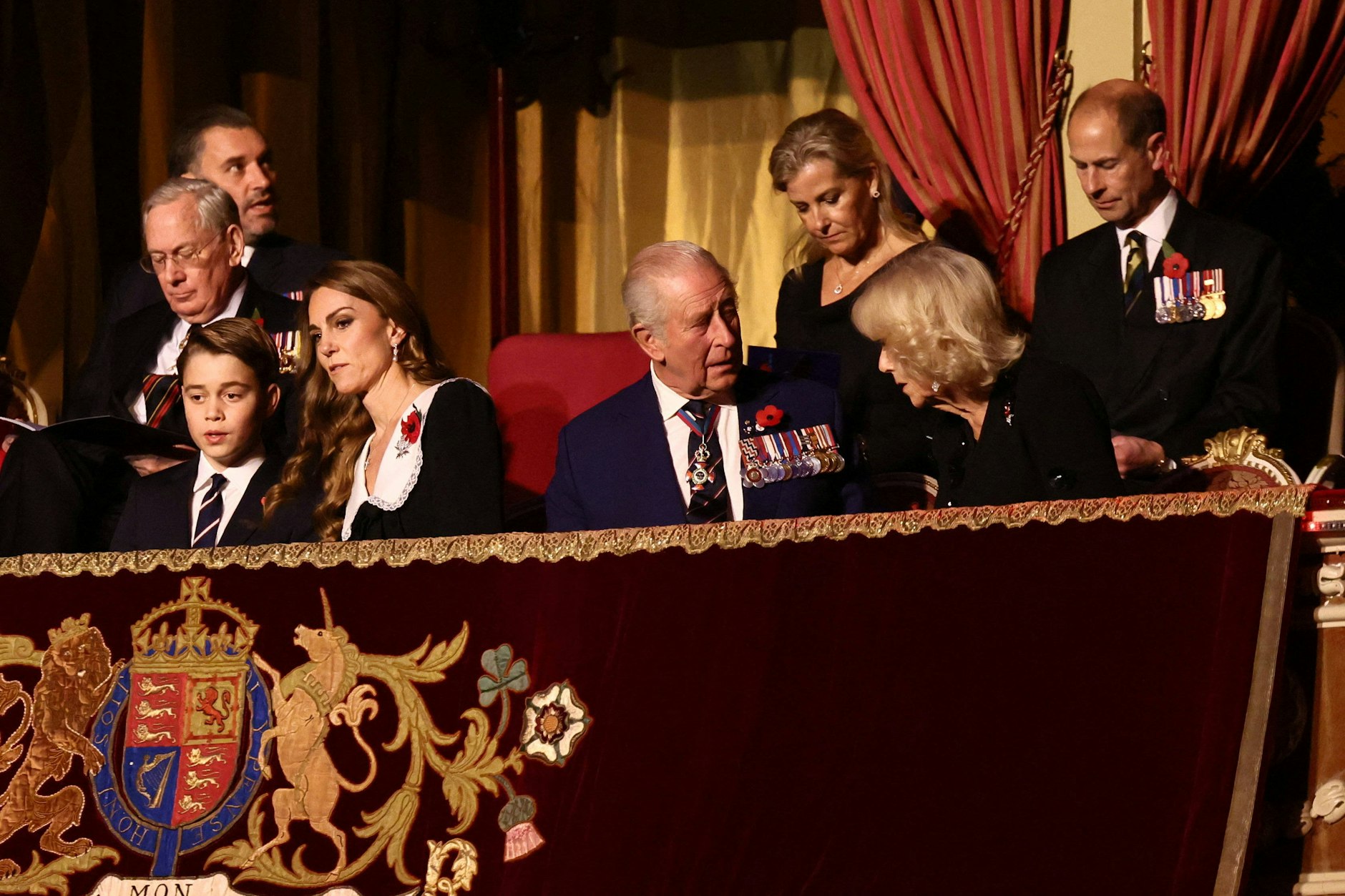 Die britische Königsfamilie in ihrer Loge in der Royal Albert Hall in London. Links sitzen Prinz George und Prinzessin Kate, rechts König Charles III. und Königin Camilla.