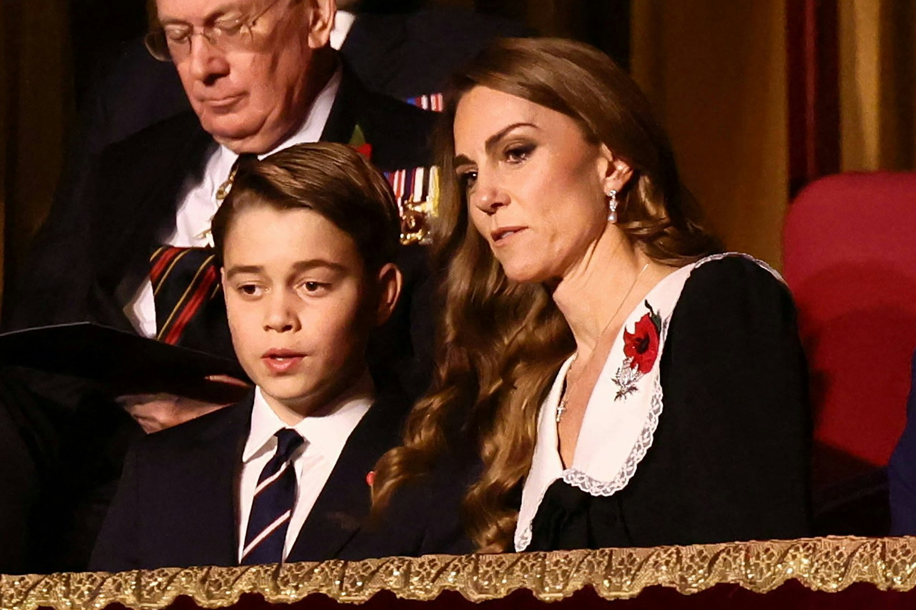 Prinz George sitzt neben Mutter Kate in einer Loge der Royal Albert Hall.